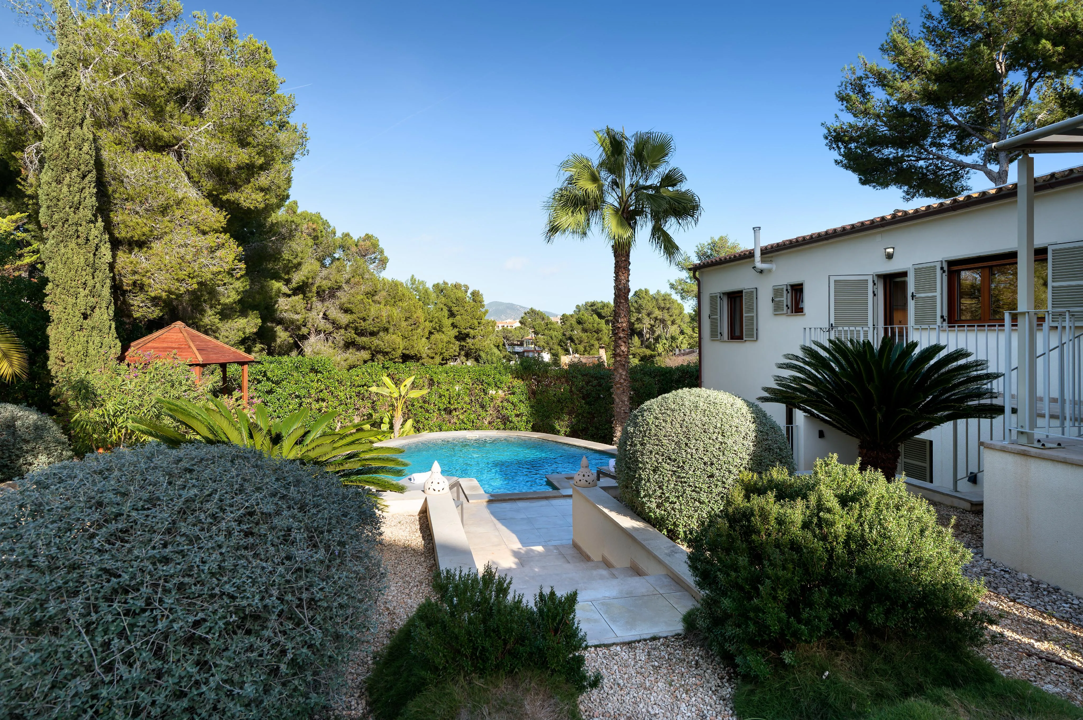 Well-maintained villa in an elegant residential area-2