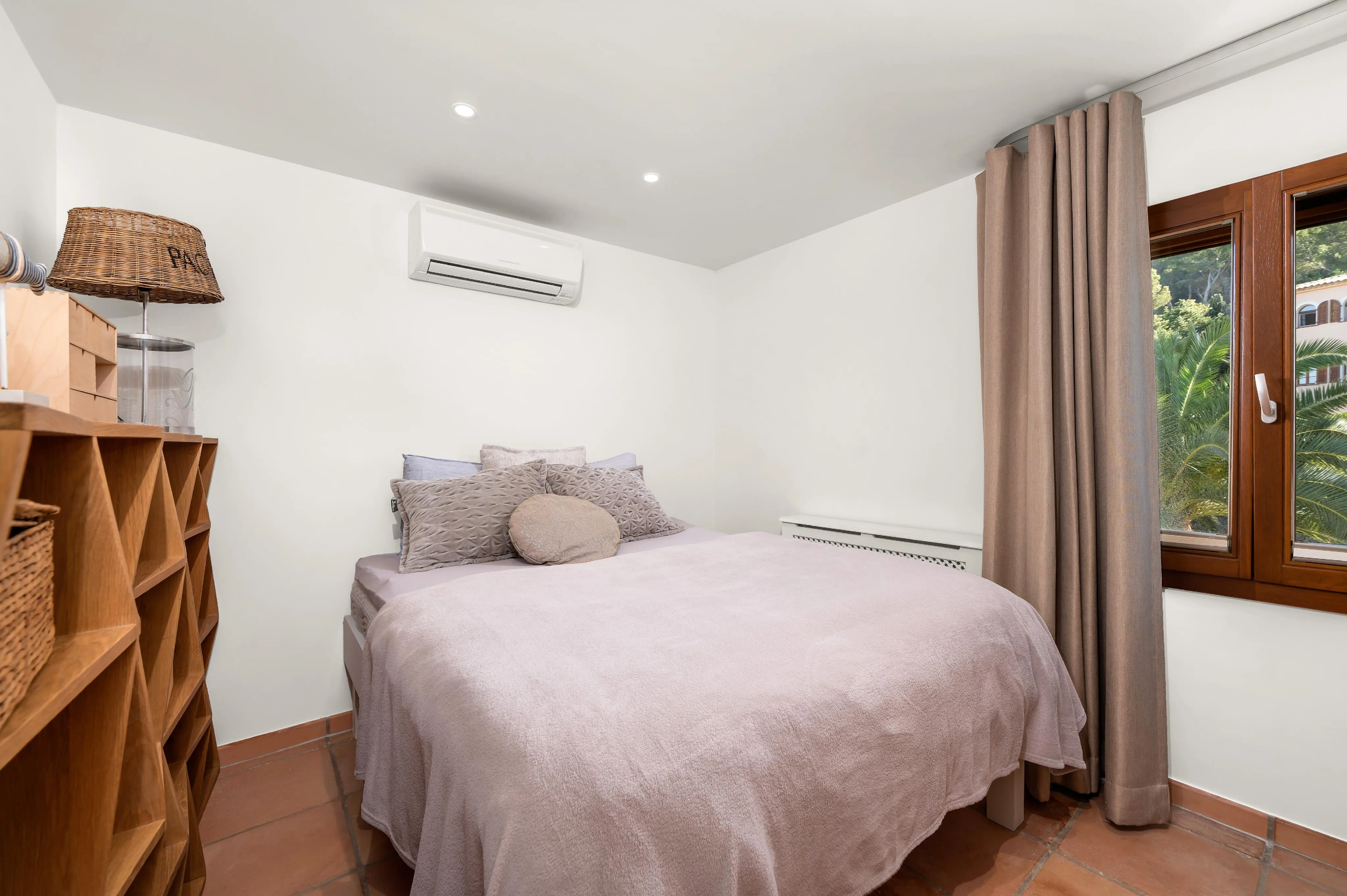 Well-maintained villa in an elegant residential area-12