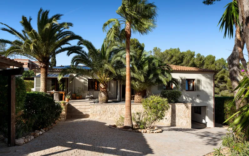 Well-maintained villa in an elegant residential area