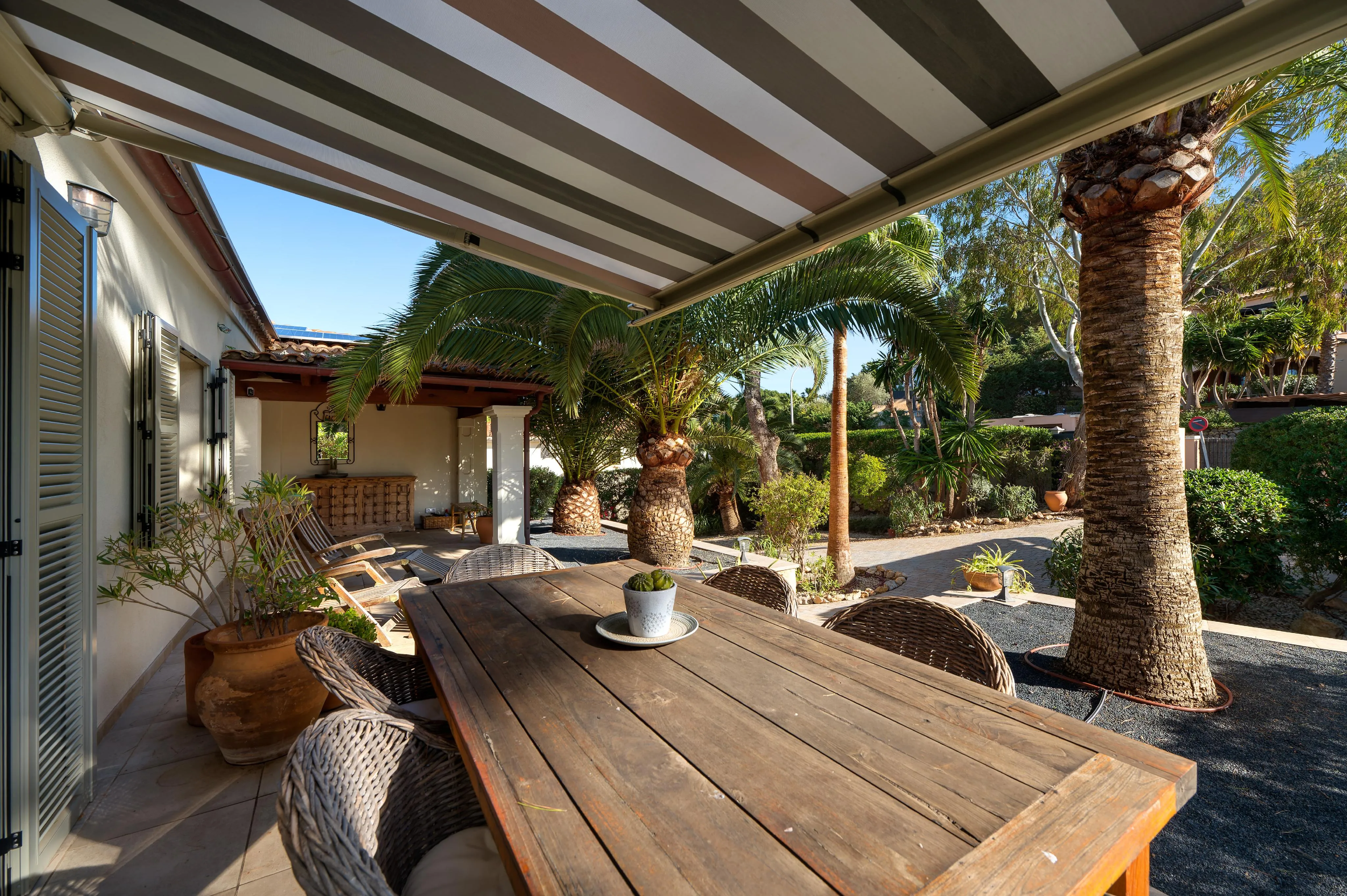 Well-maintained villa in an elegant residential area-10