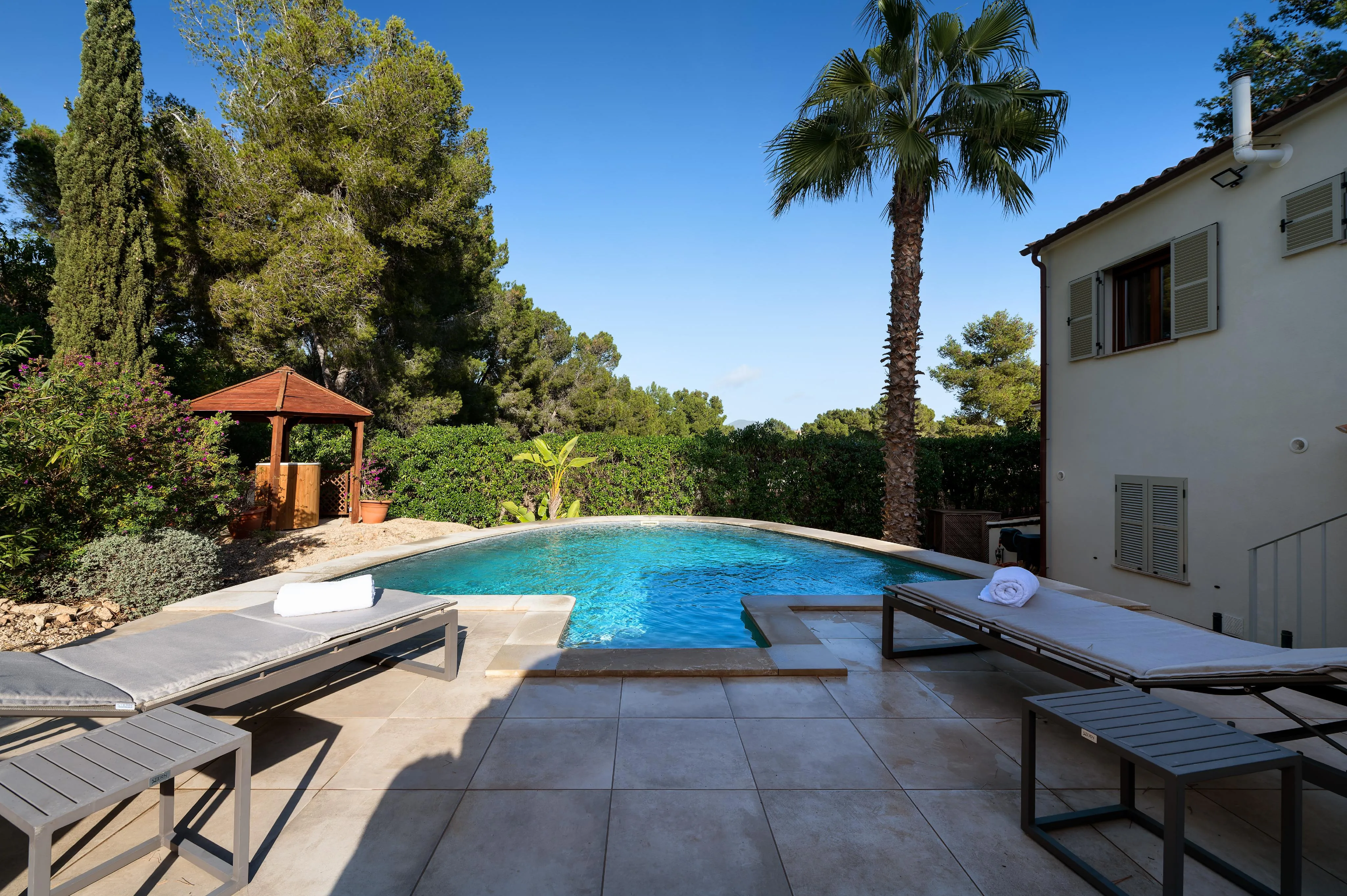 Well-maintained villa in an elegant residential area-17