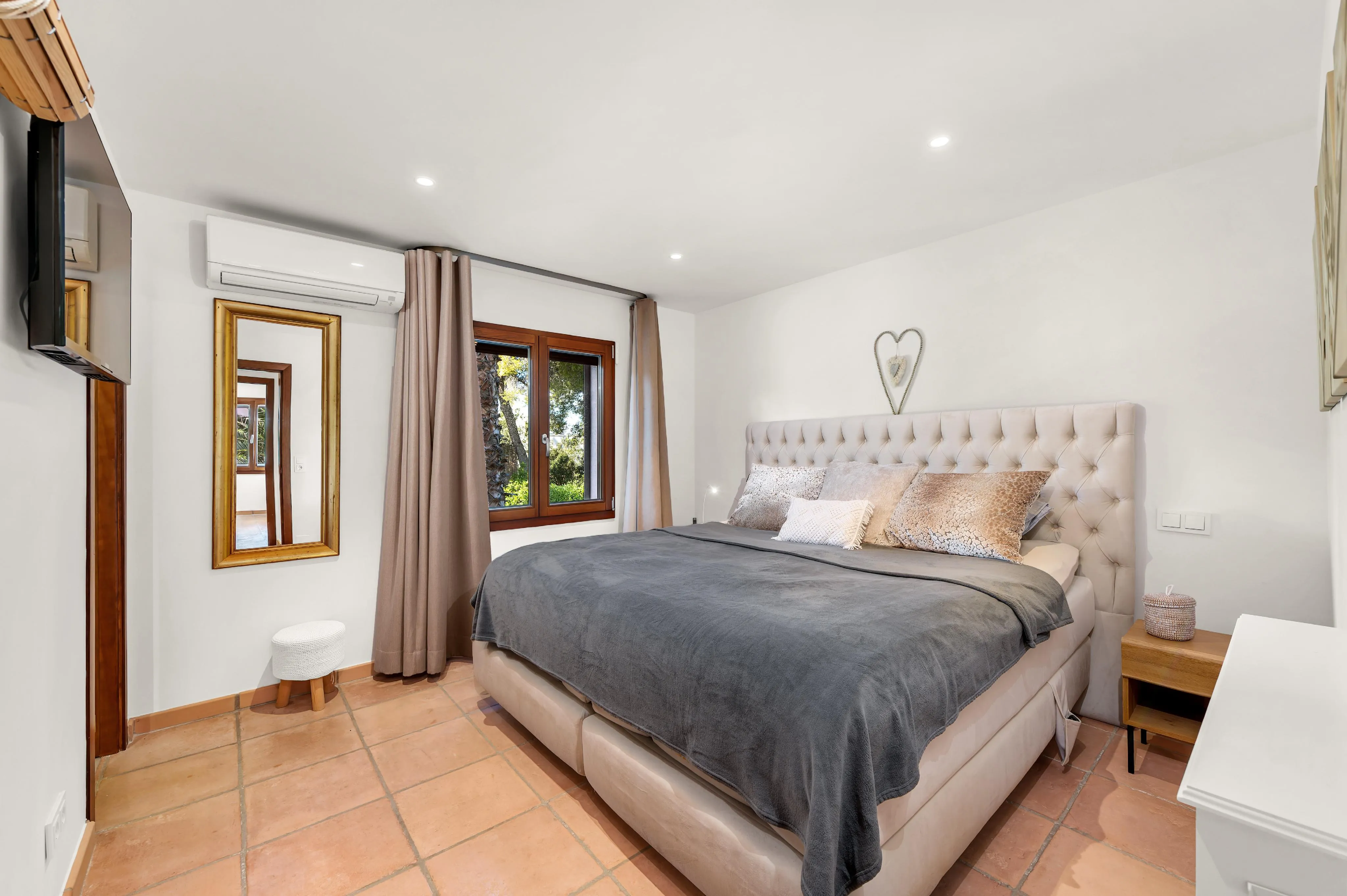 Well-maintained villa in an elegant residential area-8