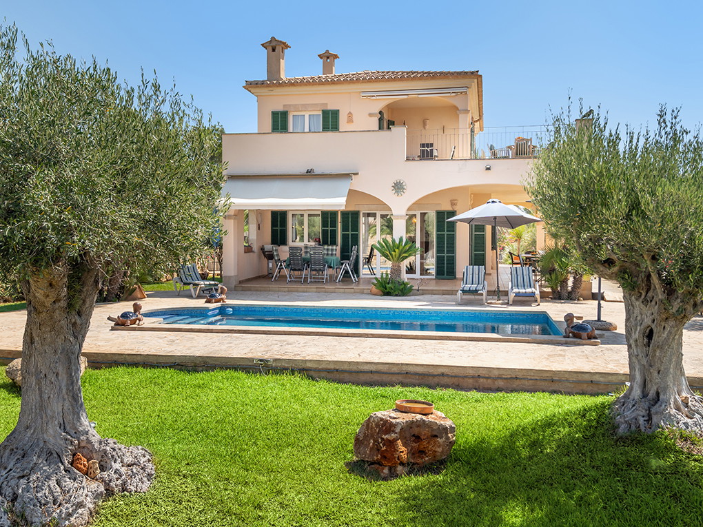 Mediterranean villa in a quiet location with sea views