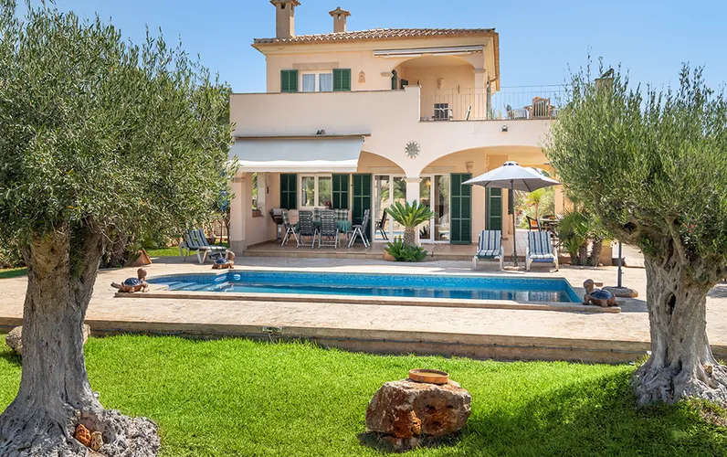 Mediterrane Villa in ruhiger Lage mit Meerblick
