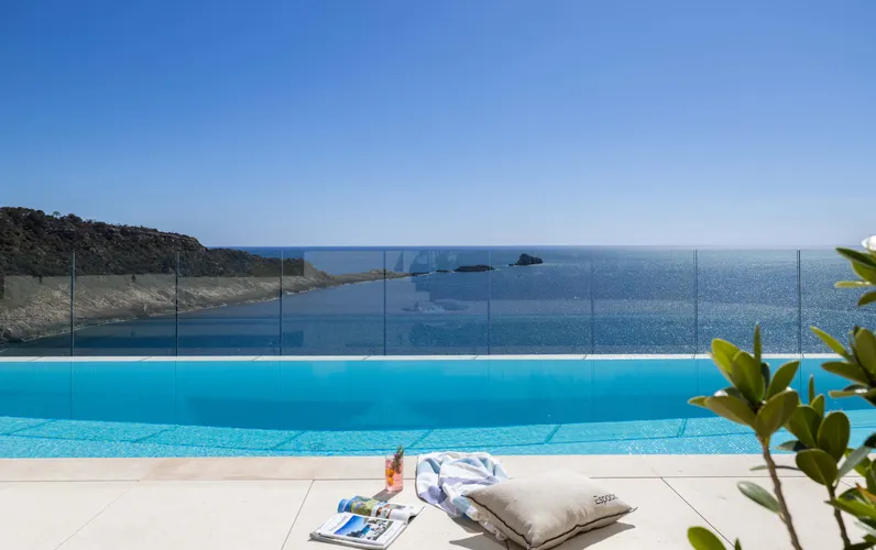 Villa di design in prima linea mare!