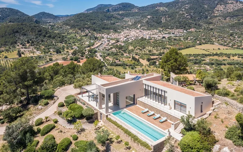 Luxurious private mountain escape with stunning views