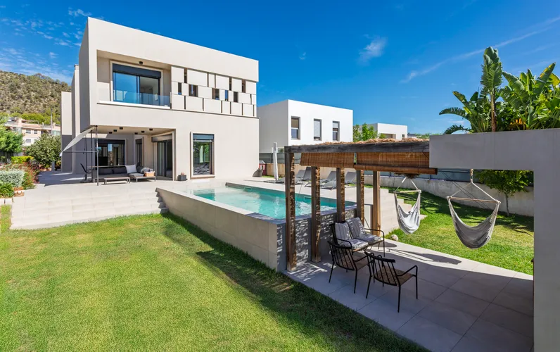 Красивая семейная вилла в отличном месте