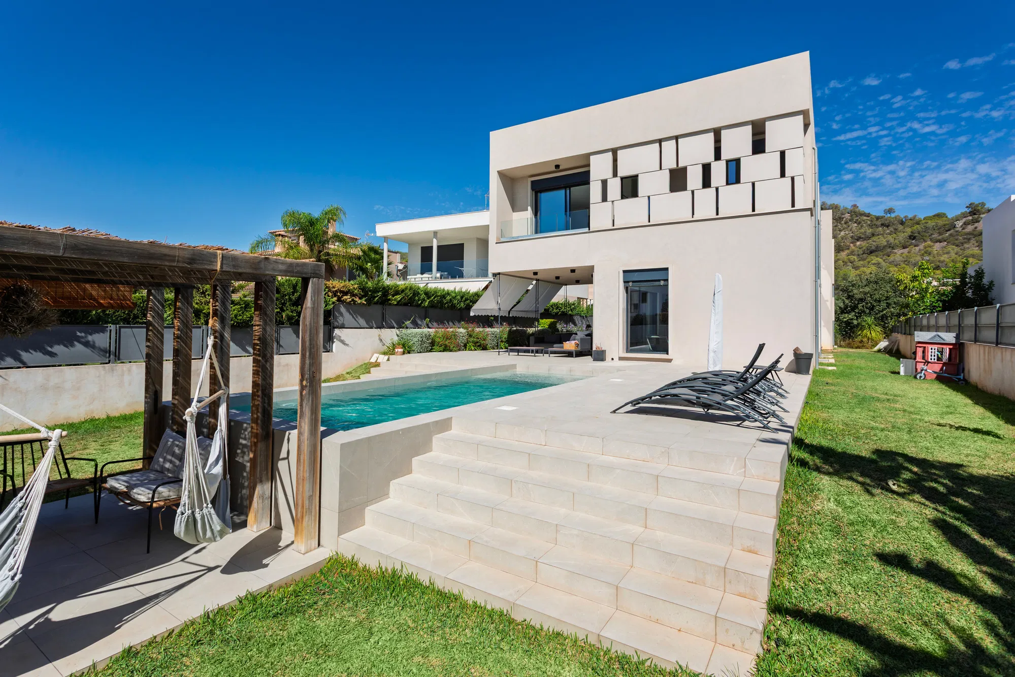 Impressionant vila familiar en una ubicació privilegiada-21