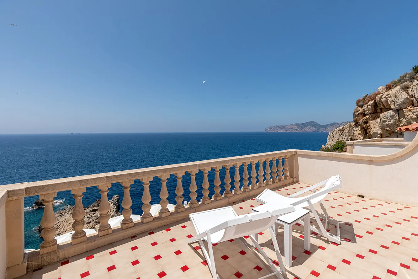 Spectacularly located seafront villa-7