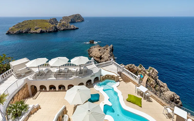 Villa de bord de mer spectaculairement située