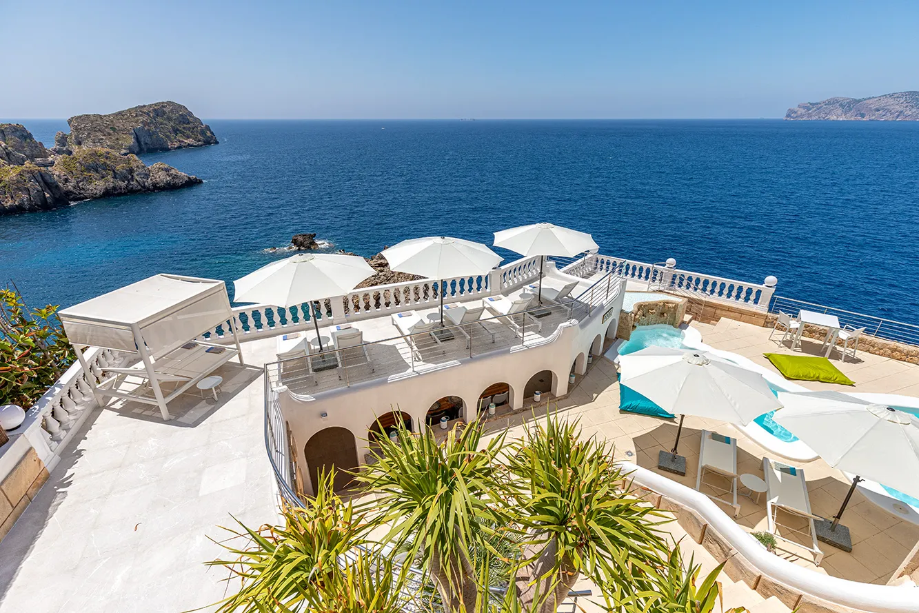 Spectacularly located seafront villa-10