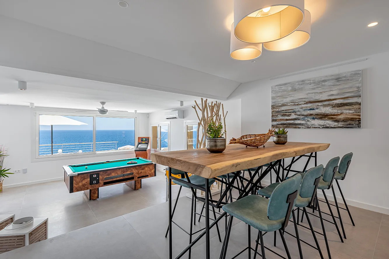 Spectaculair gelegen villa aan zee-14