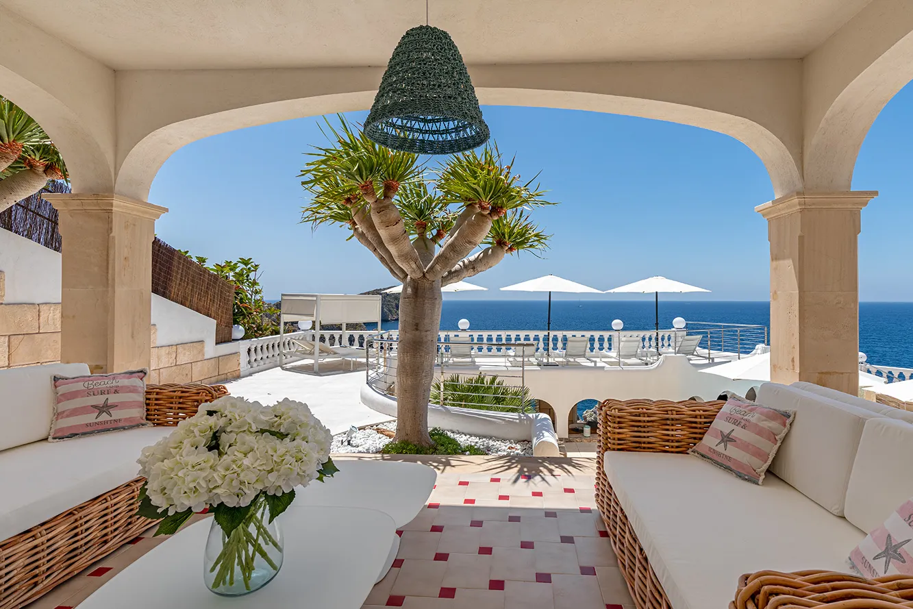 Spectacularly located seafront villa-16