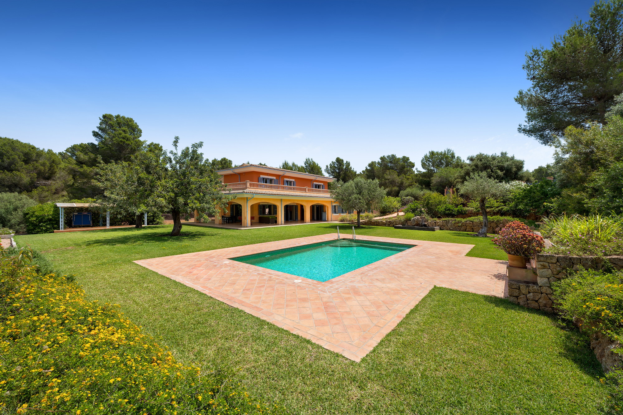 Amplia villa familiar con piscina y extensos jardines en Nova Santa Ponsa