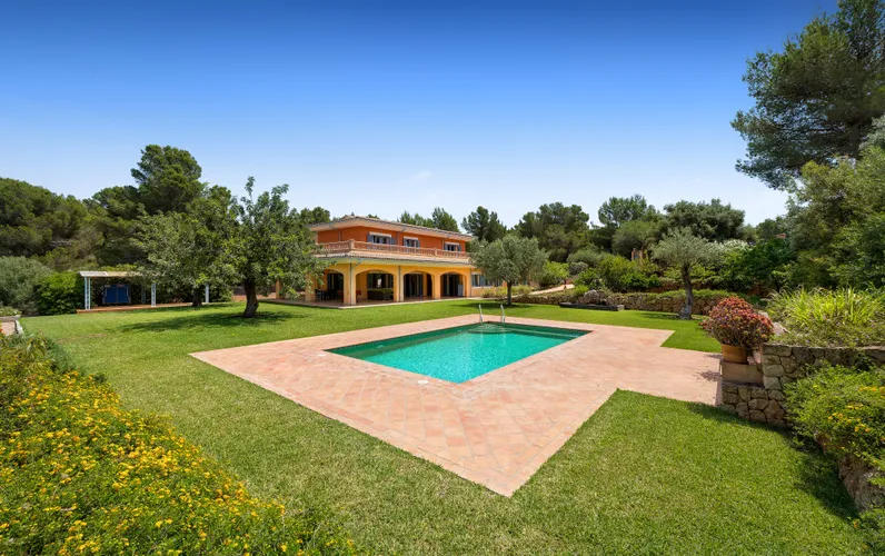 Amplia villa familiar con piscina y extensos jardines en Nova Santa Ponsa