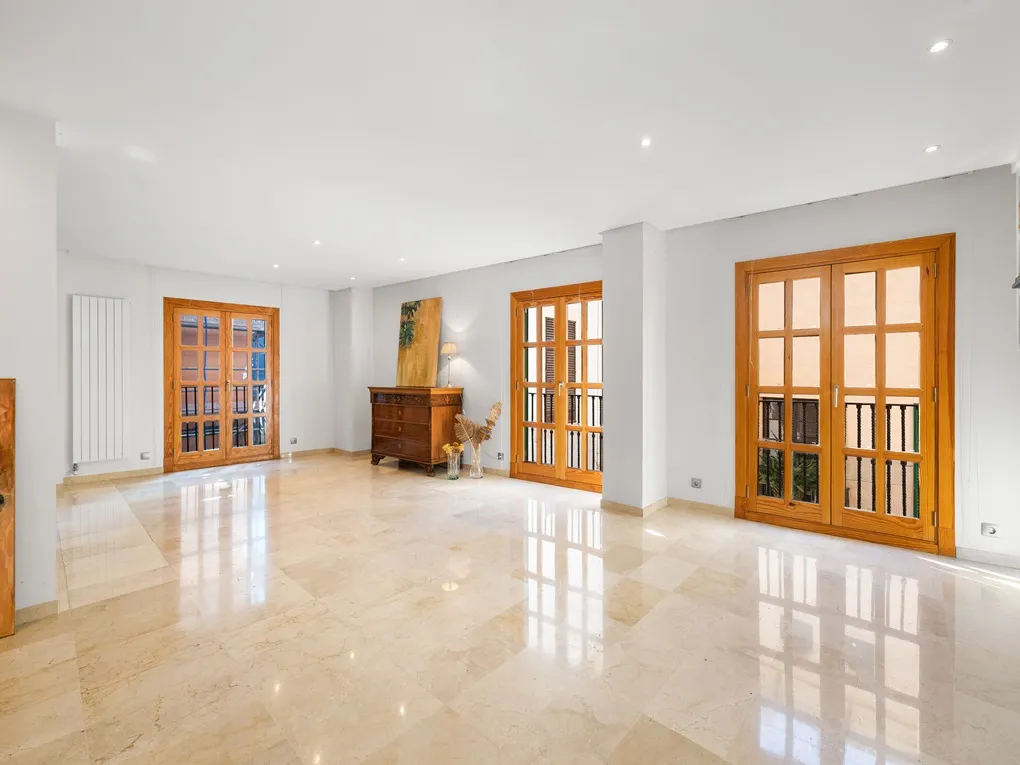 Elegant apartment with two parking spaces near the cathedral-1