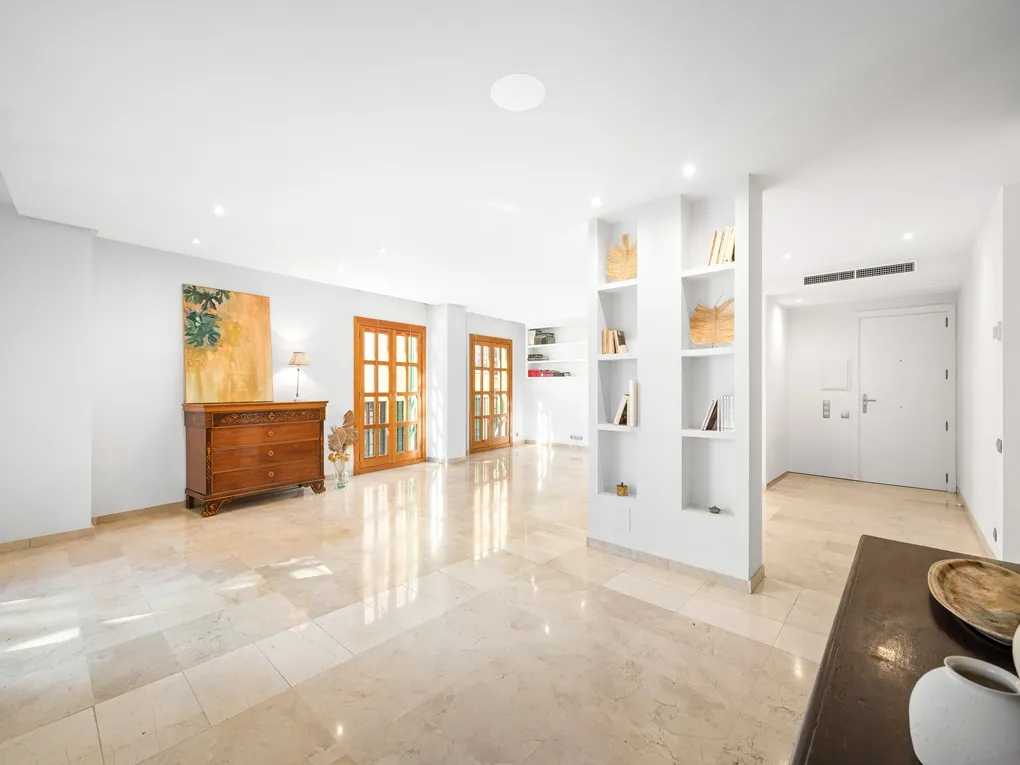 Elegant apartment with two parking spaces near the cathedral-3