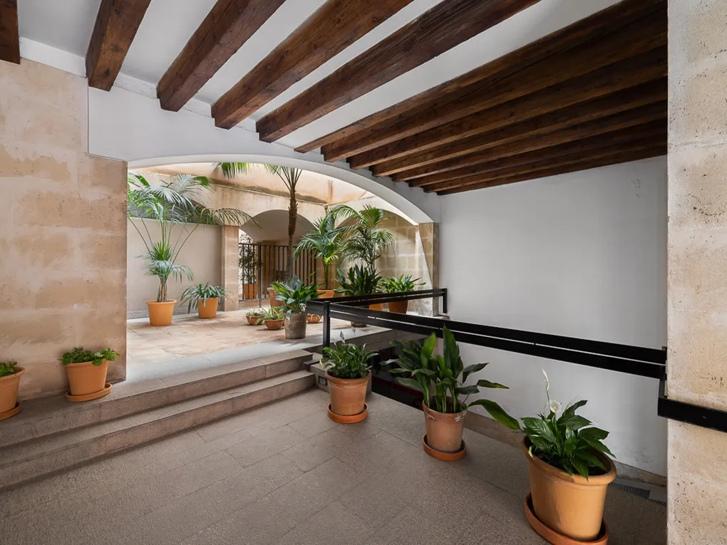 Elegant apartment with two parking spaces near the cathedral-12