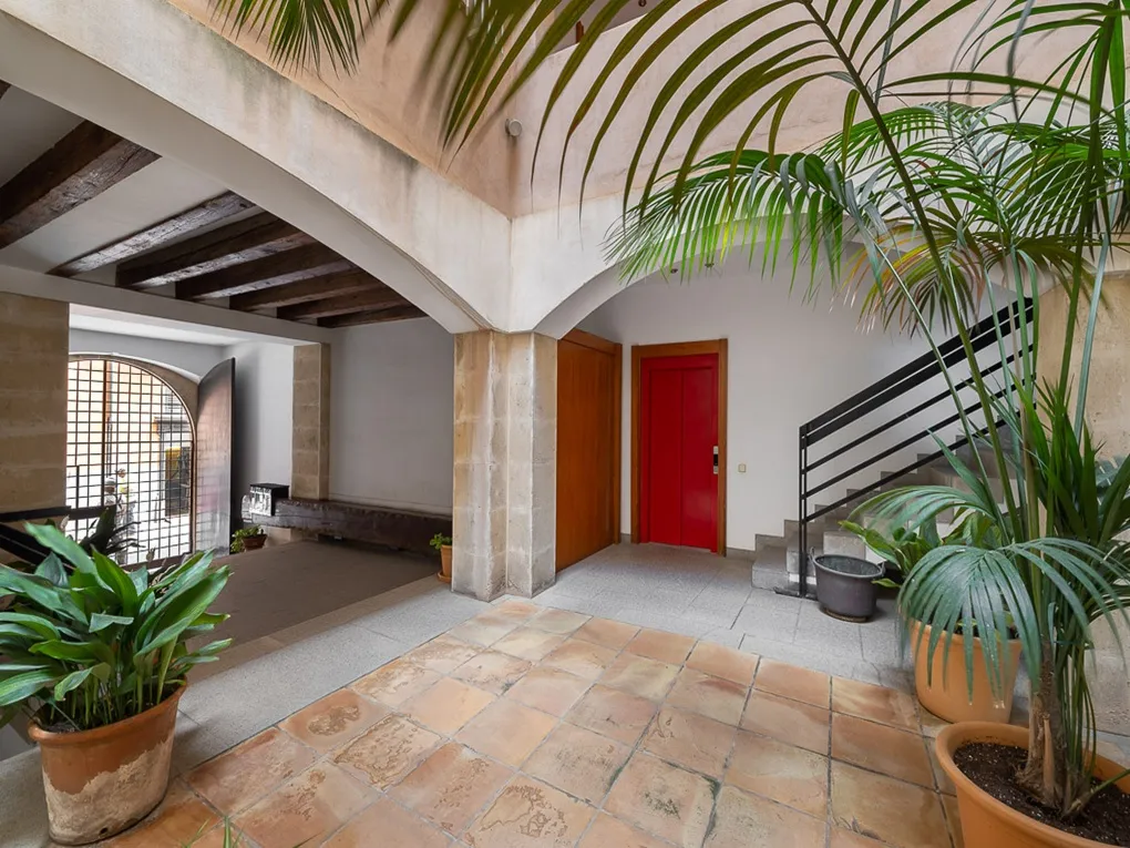 Elegant apartment with two parking spaces near the cathedral-13