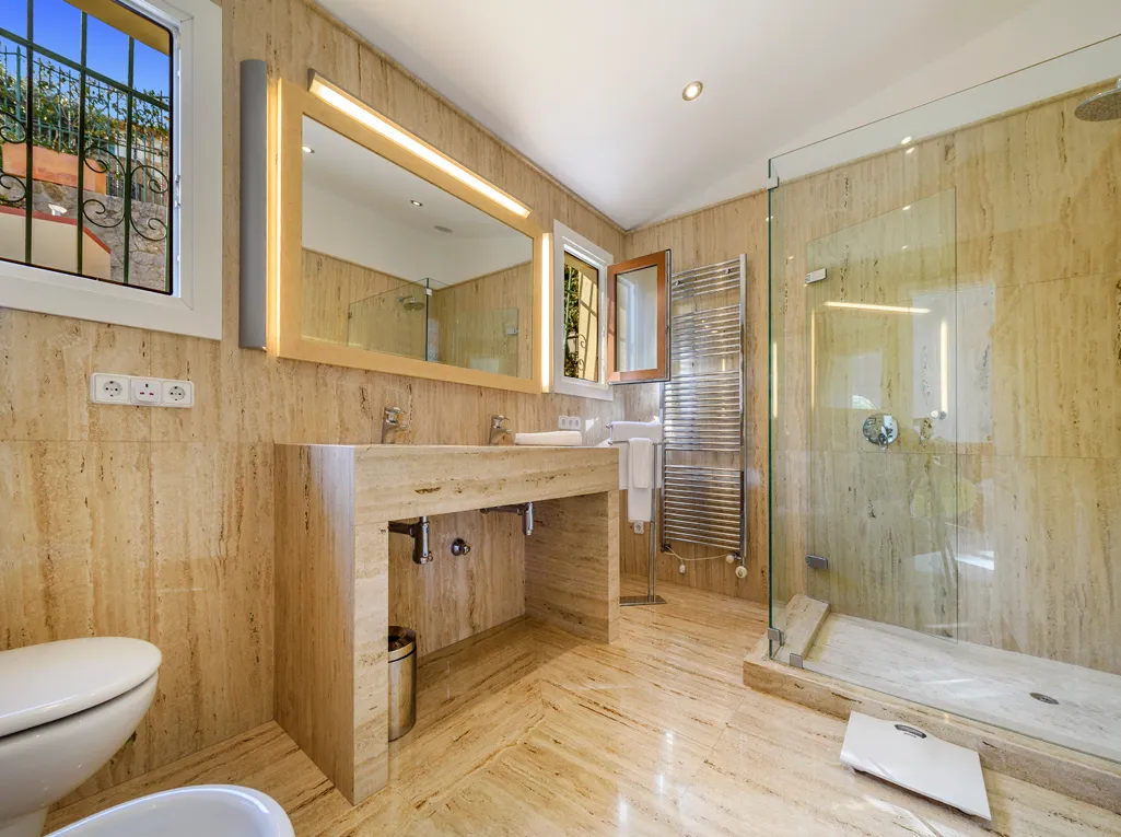 Luxurious and spacious family home-13