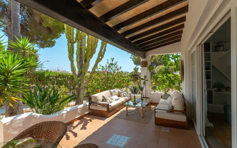 En families drømmehus nær stranden med privat pool