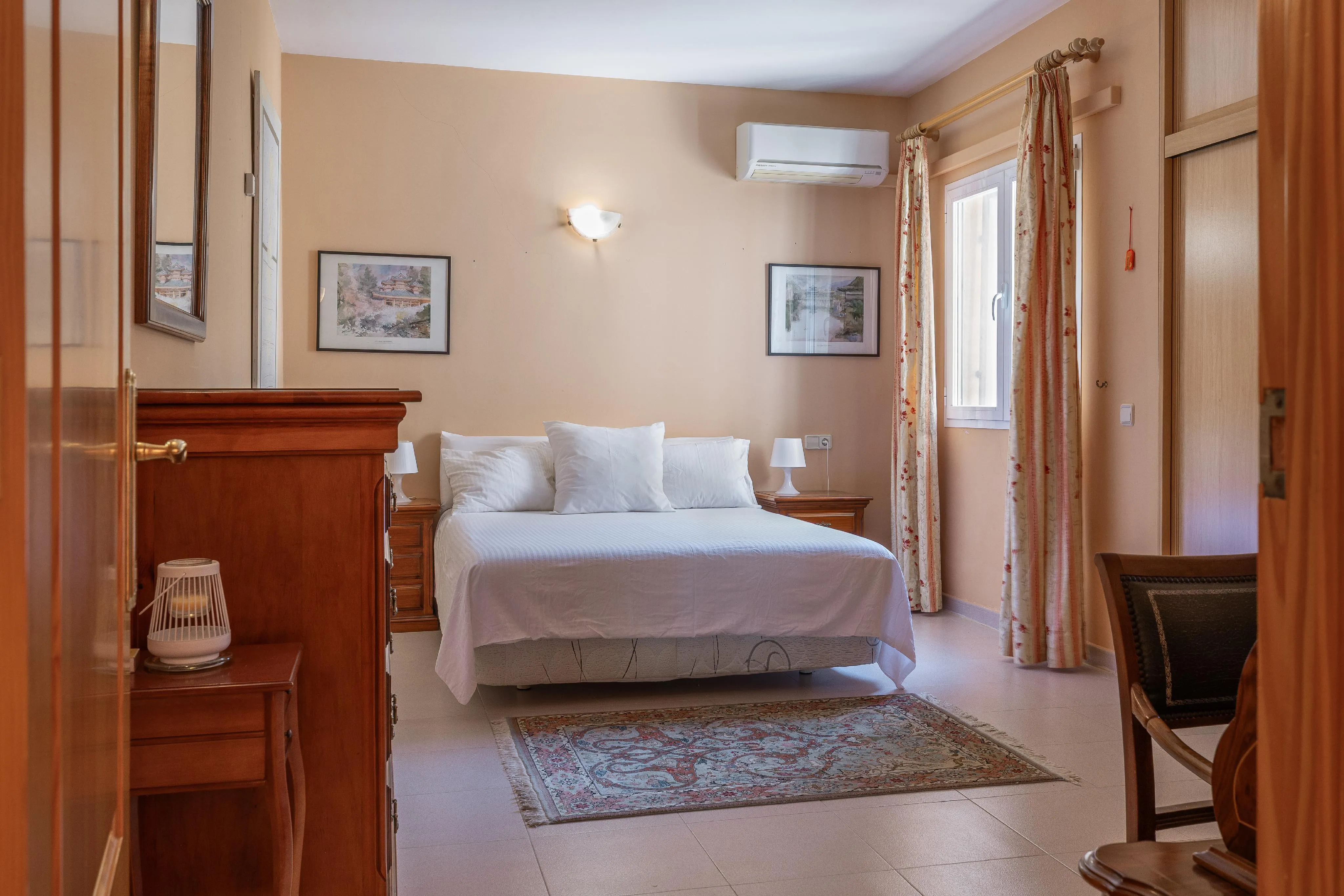 Casa con piscina y jardín en parcela amplia-9