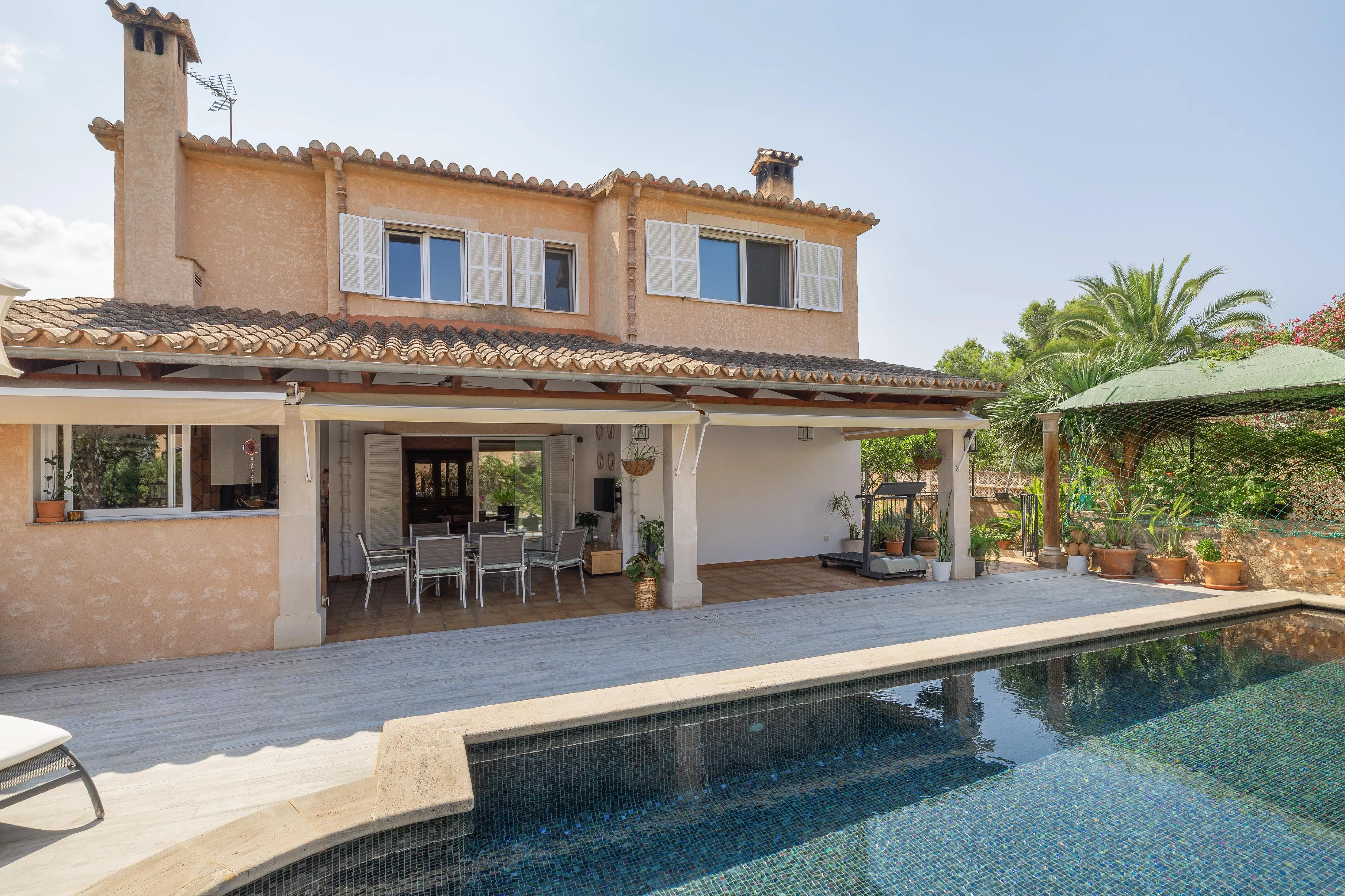 Casa con piscina y jardín en parcela amplia-20