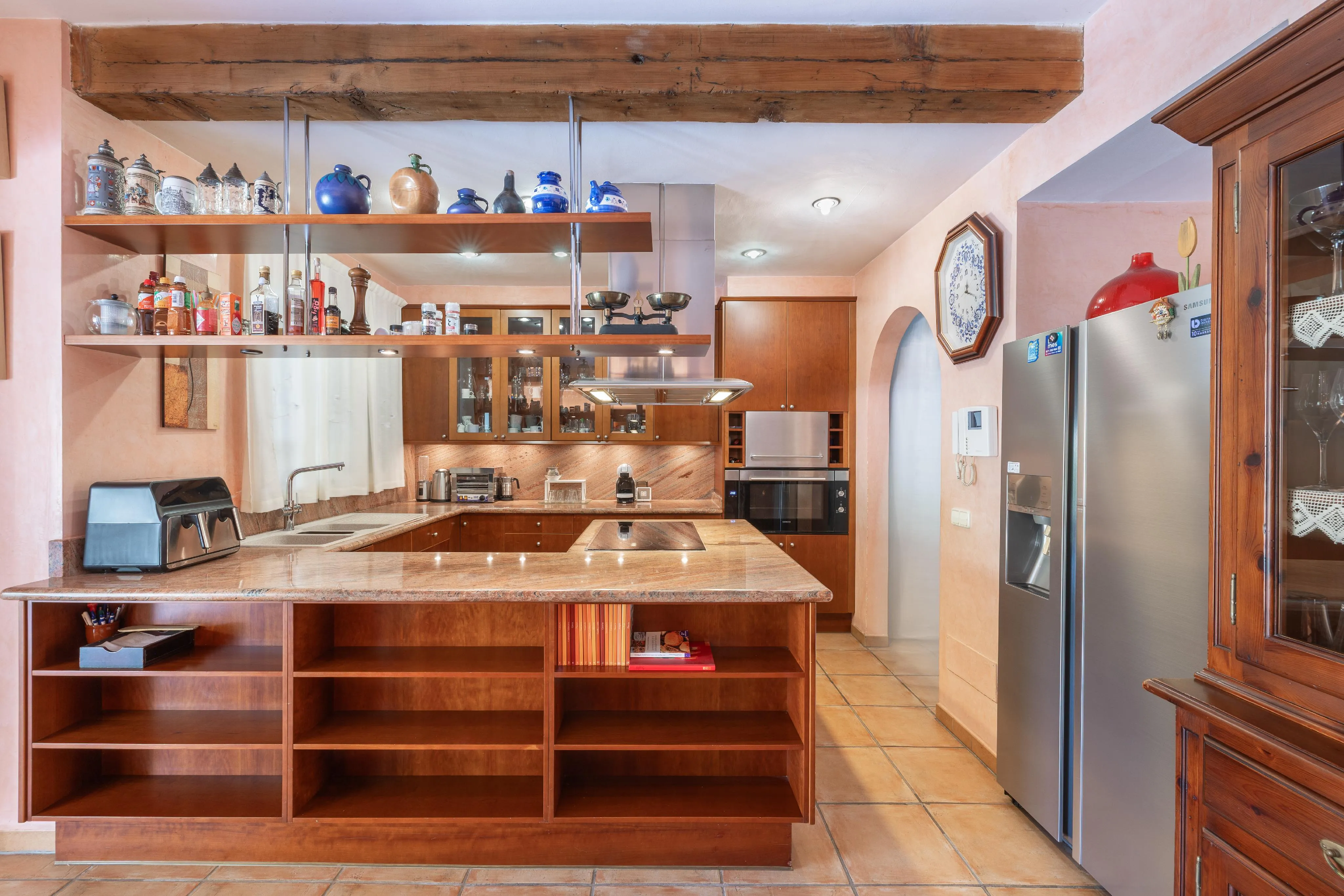 Casa con piscina y jardín en parcela amplia-7