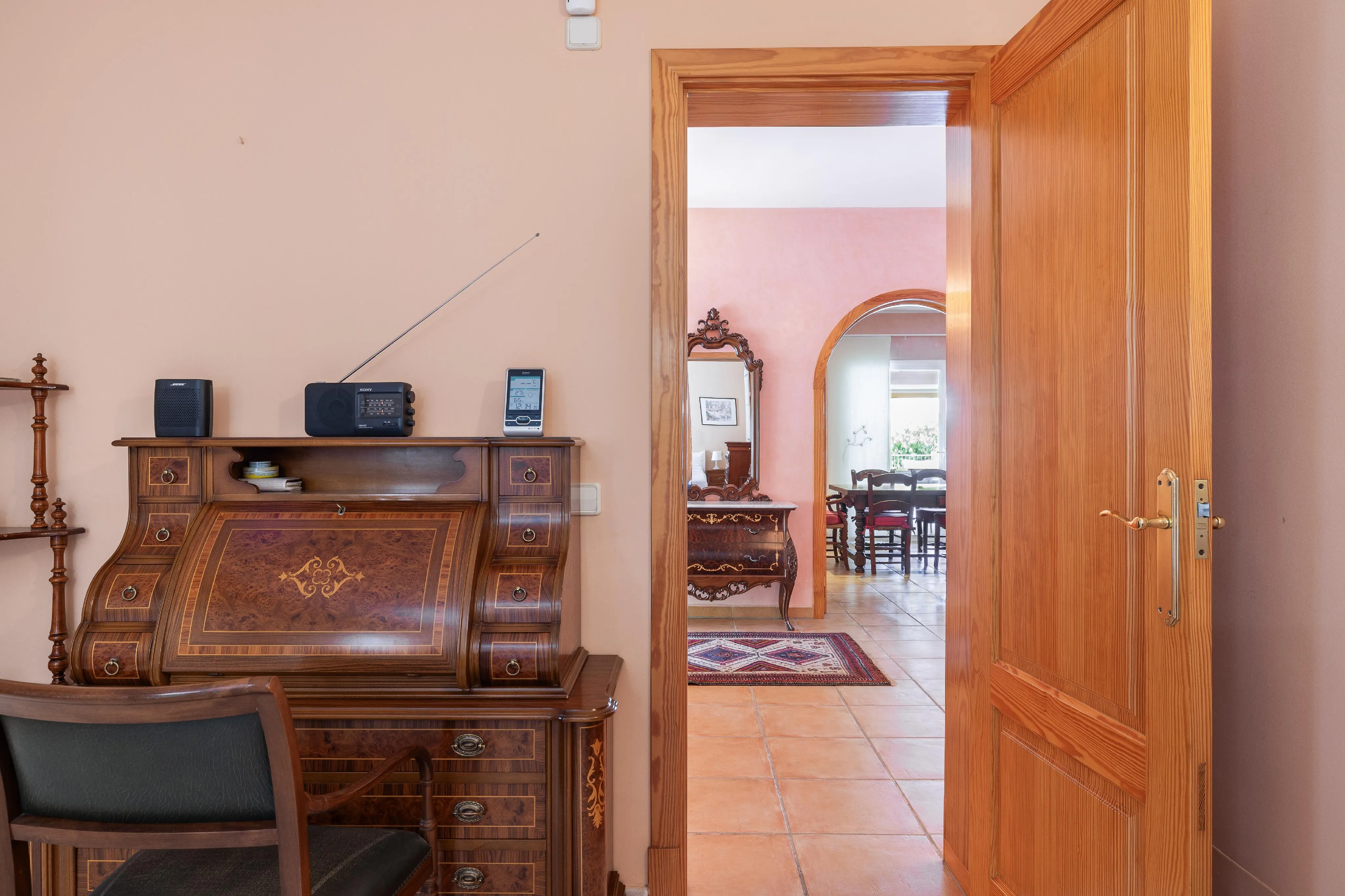 Casa con piscina y jardín en parcela amplia-10