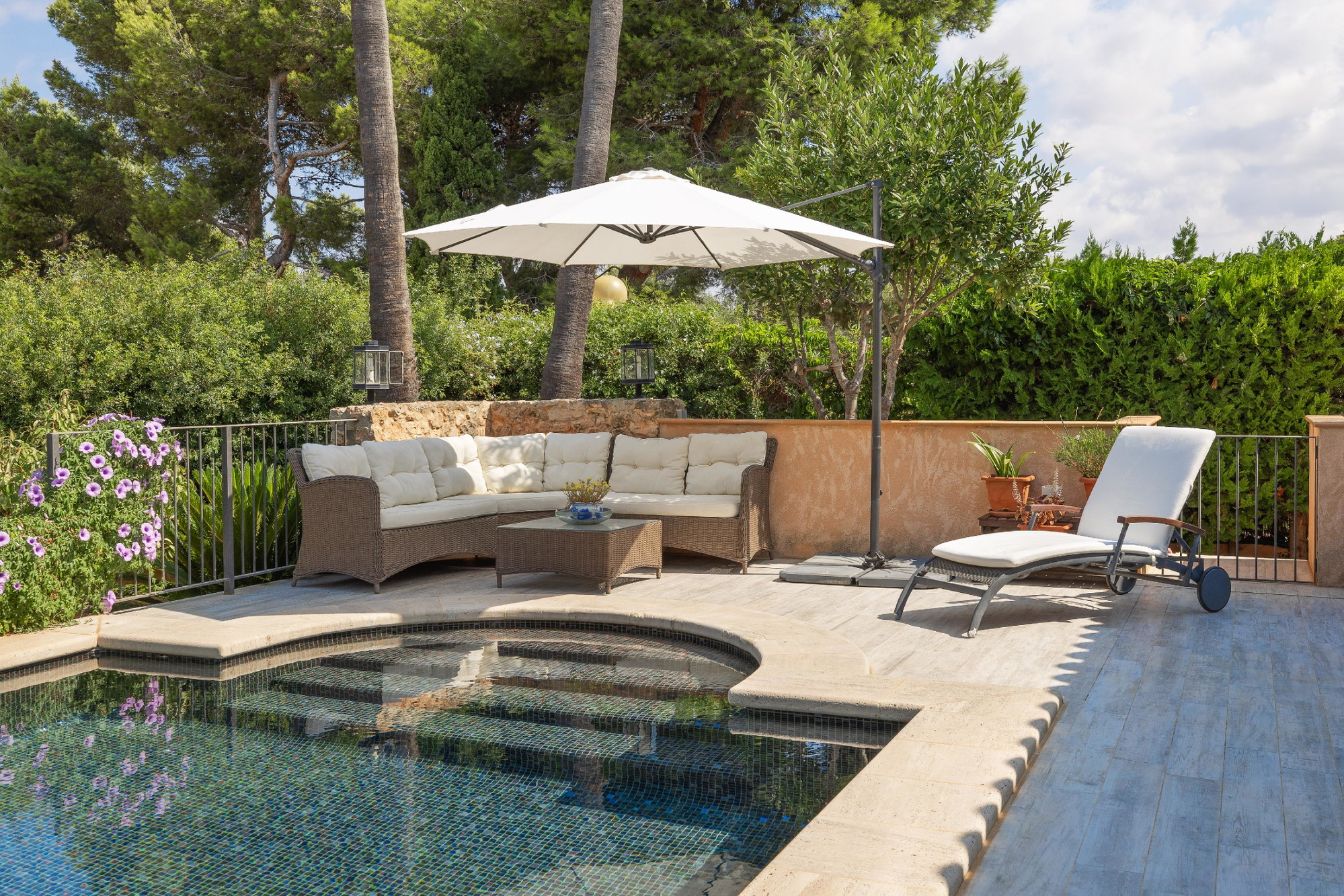 Casa amb piscina i jardí en un terreny espaiós