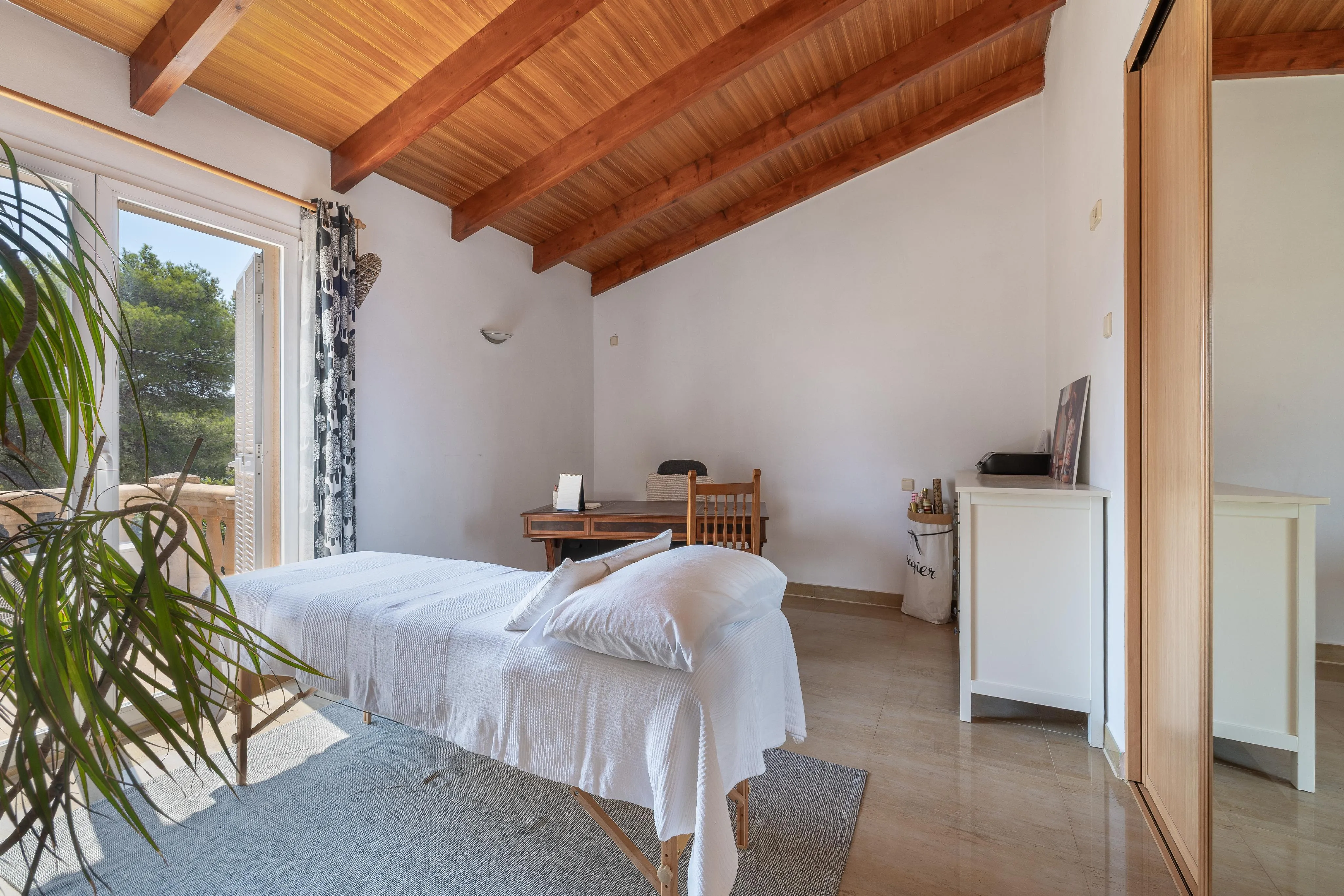 Casa con piscina y jardín en parcela amplia-17