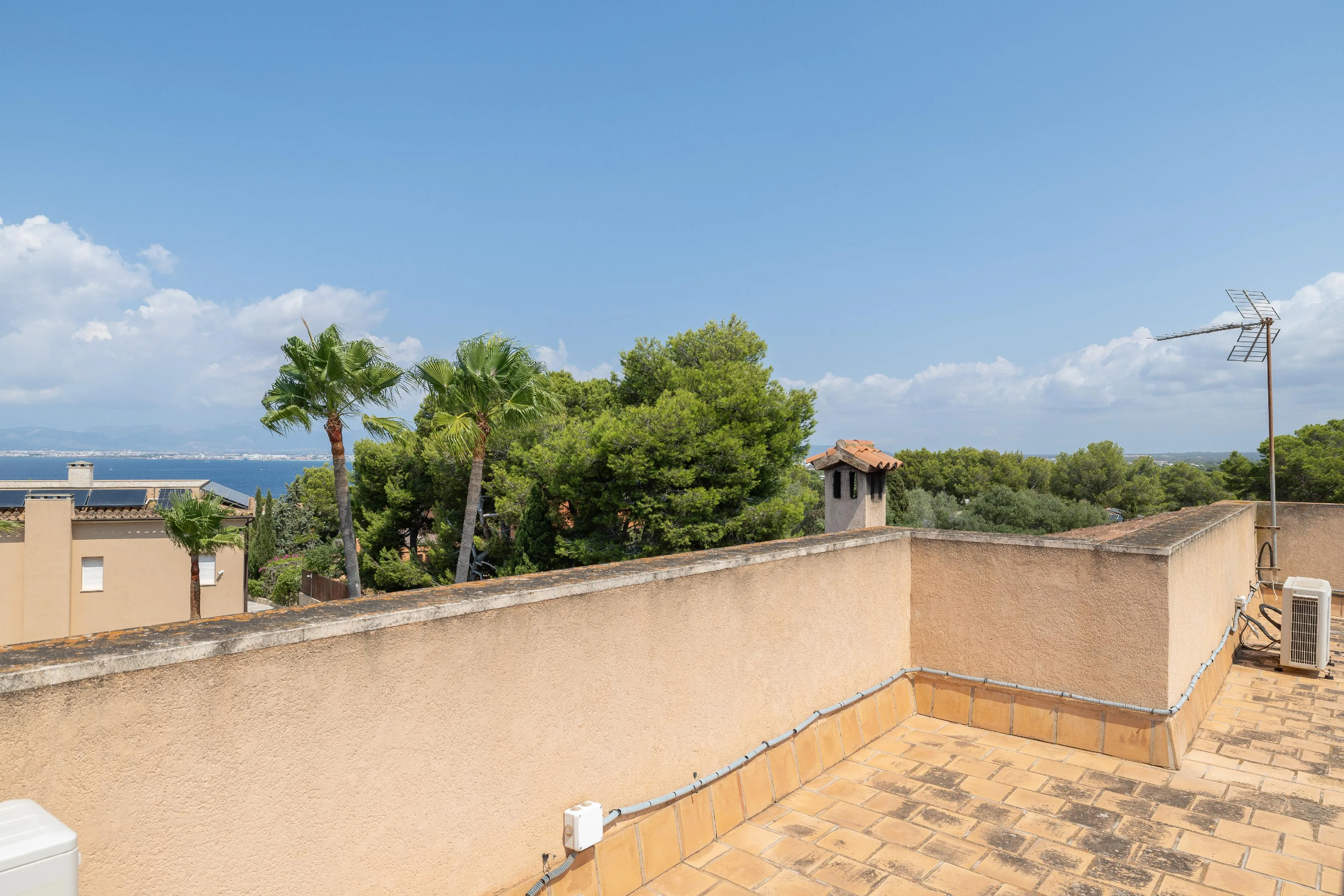 Casa con piscina y jardín en parcela amplia-18