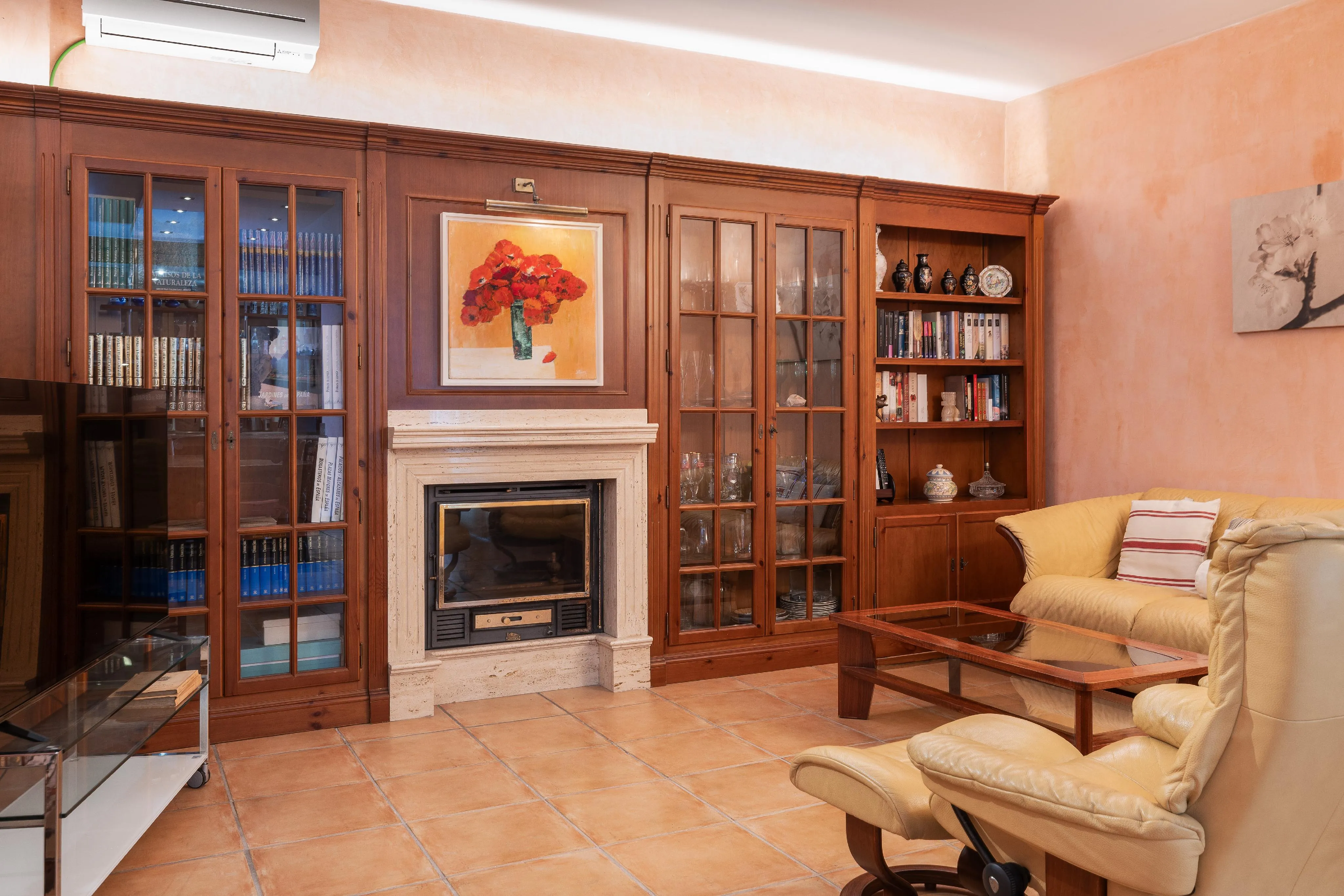 Casa con piscina y jardín en parcela amplia-6