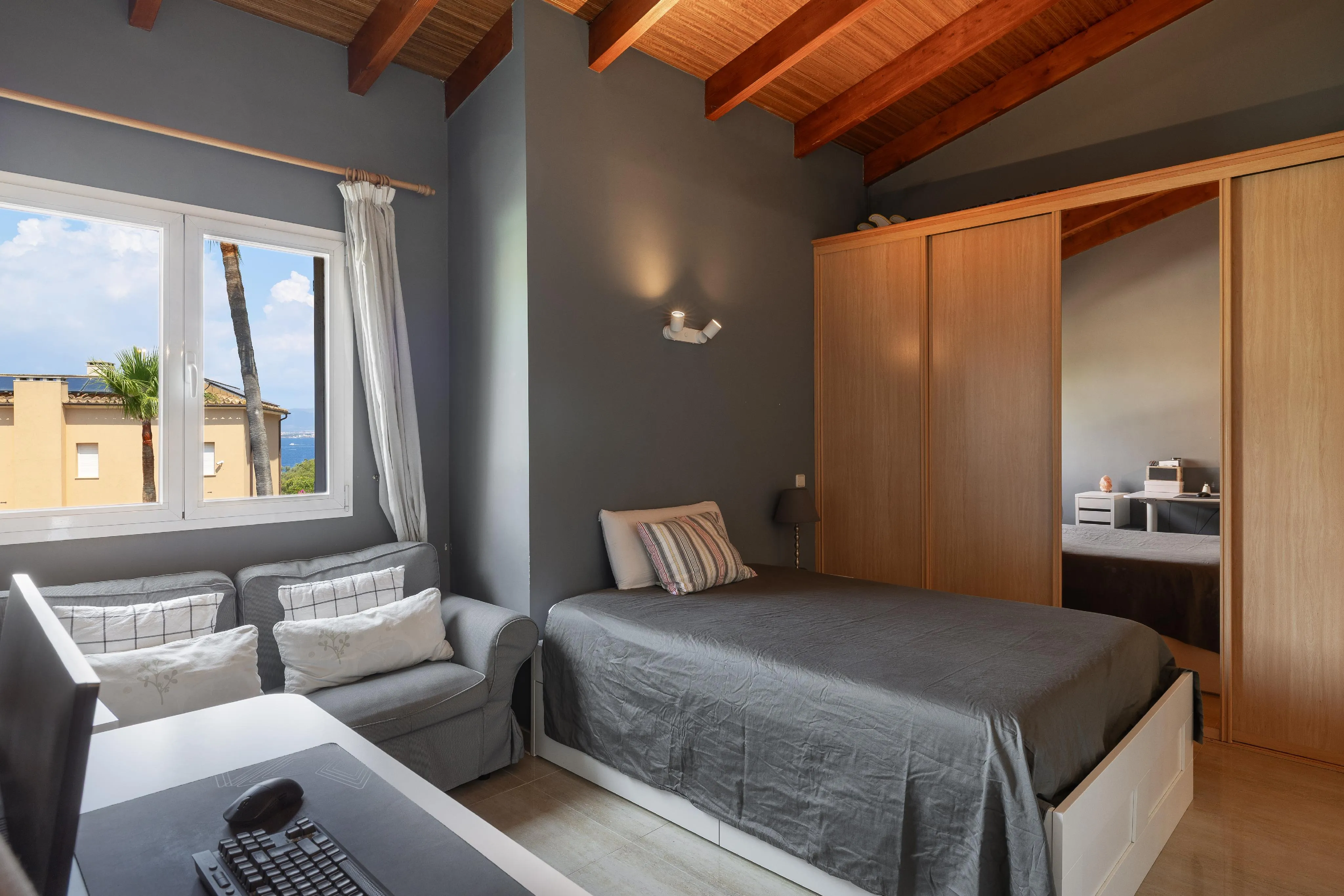 Casa con piscina y jardín en parcela amplia-13