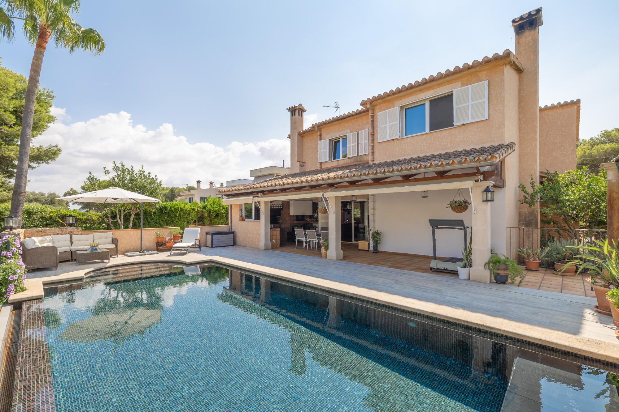 House with pool and garden on a large plot