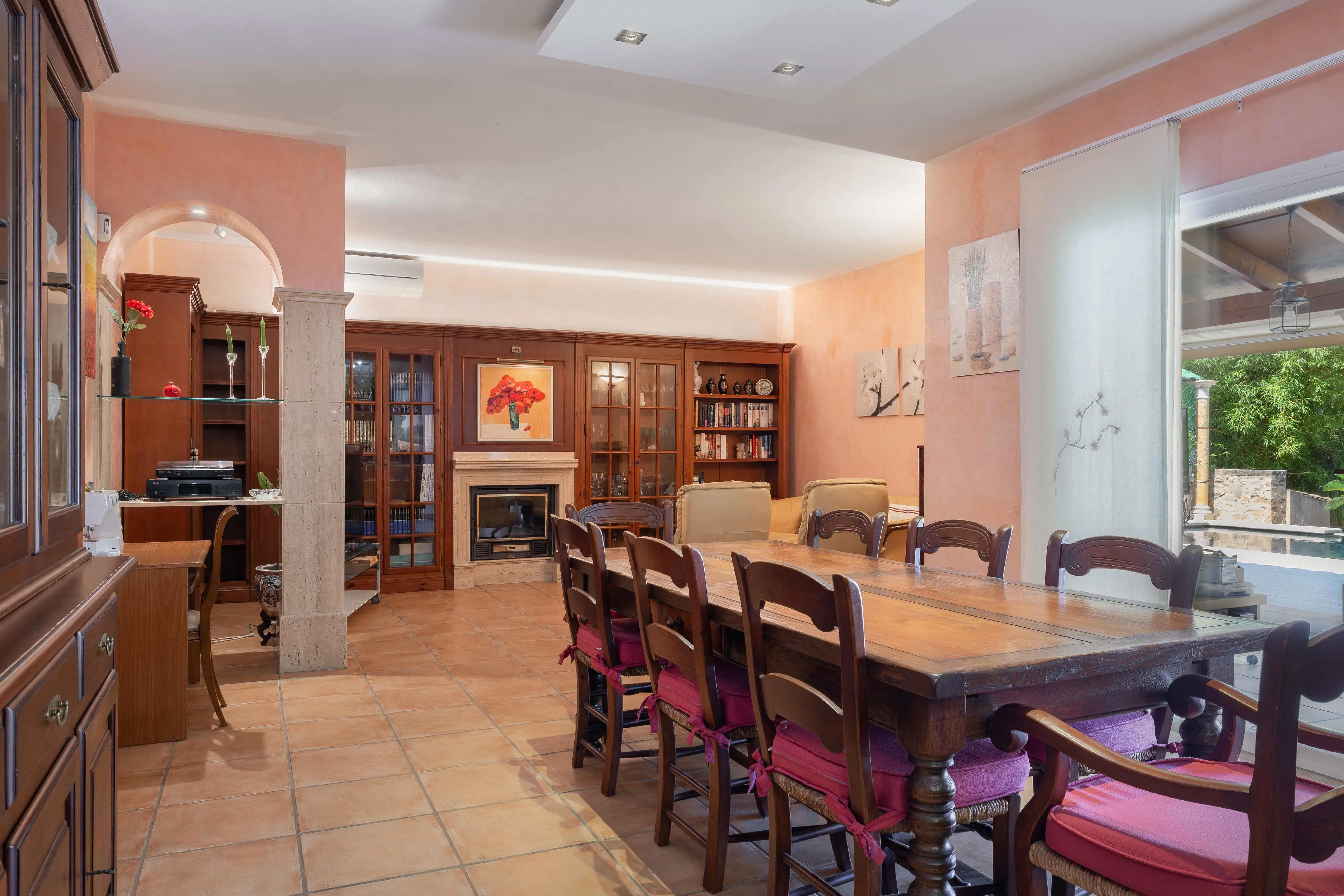 Casa con piscina y jardín en parcela amplia-8