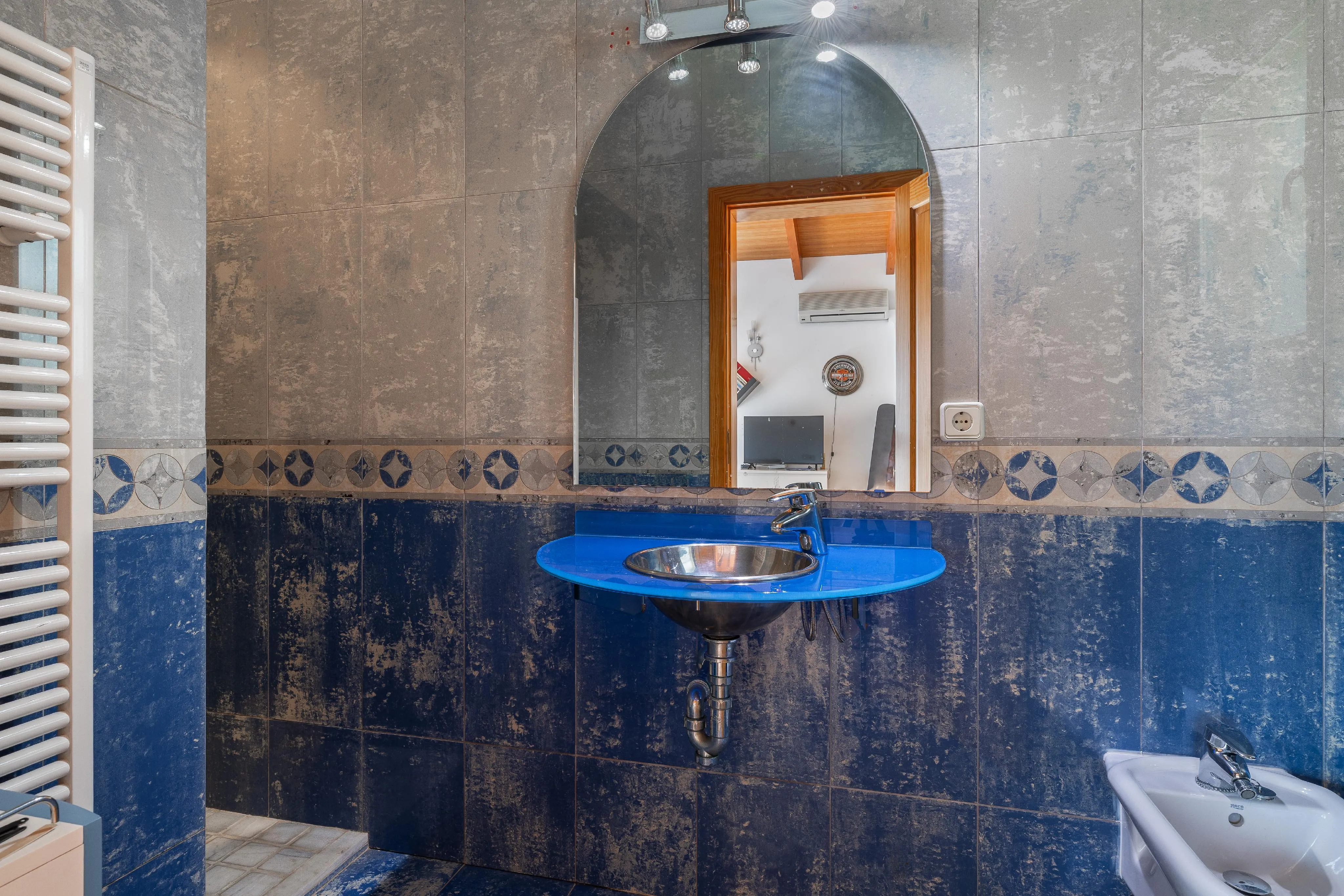 Casa con piscina y jardín en parcela amplia-12