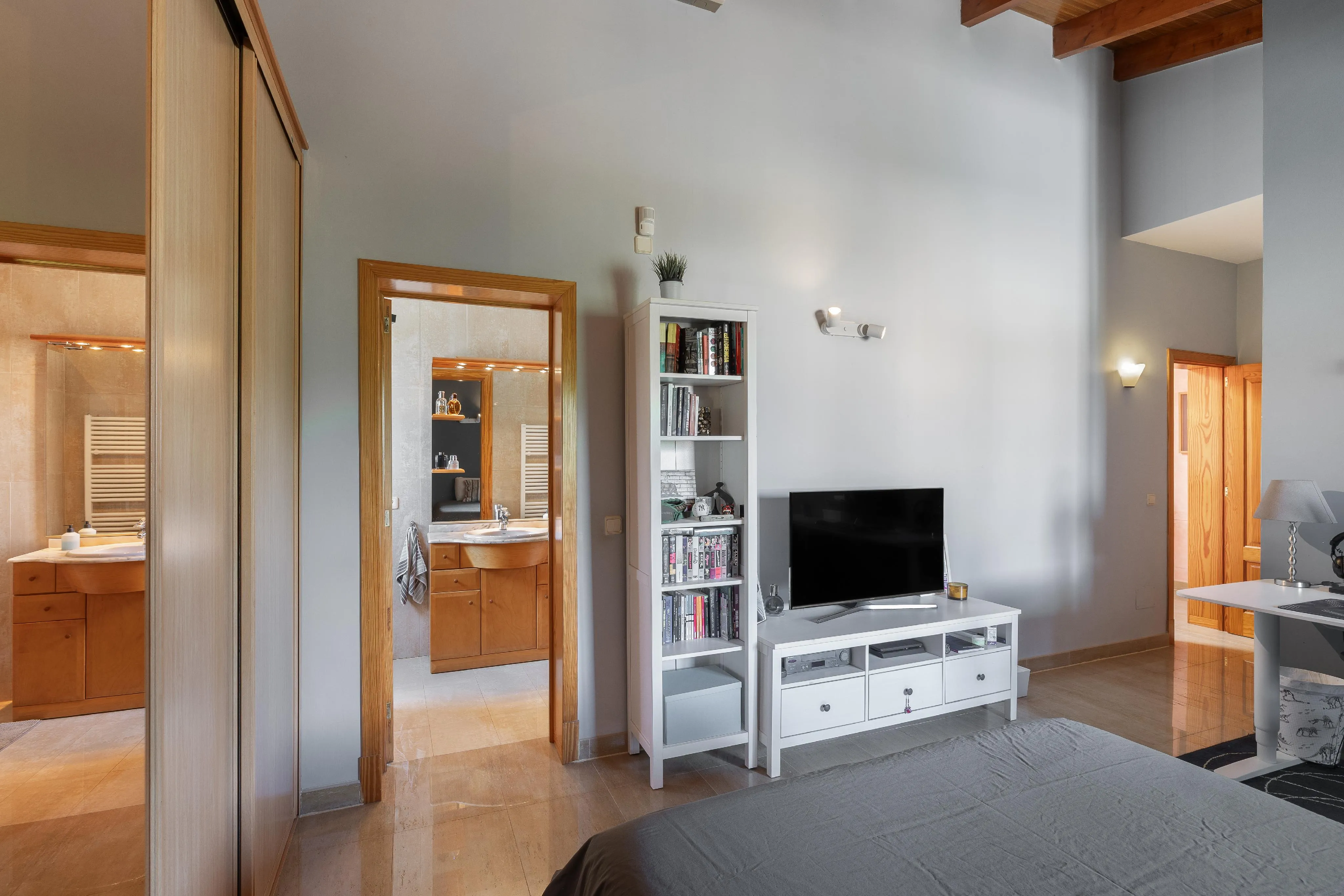 Casa con piscina y jardín en parcela amplia-14