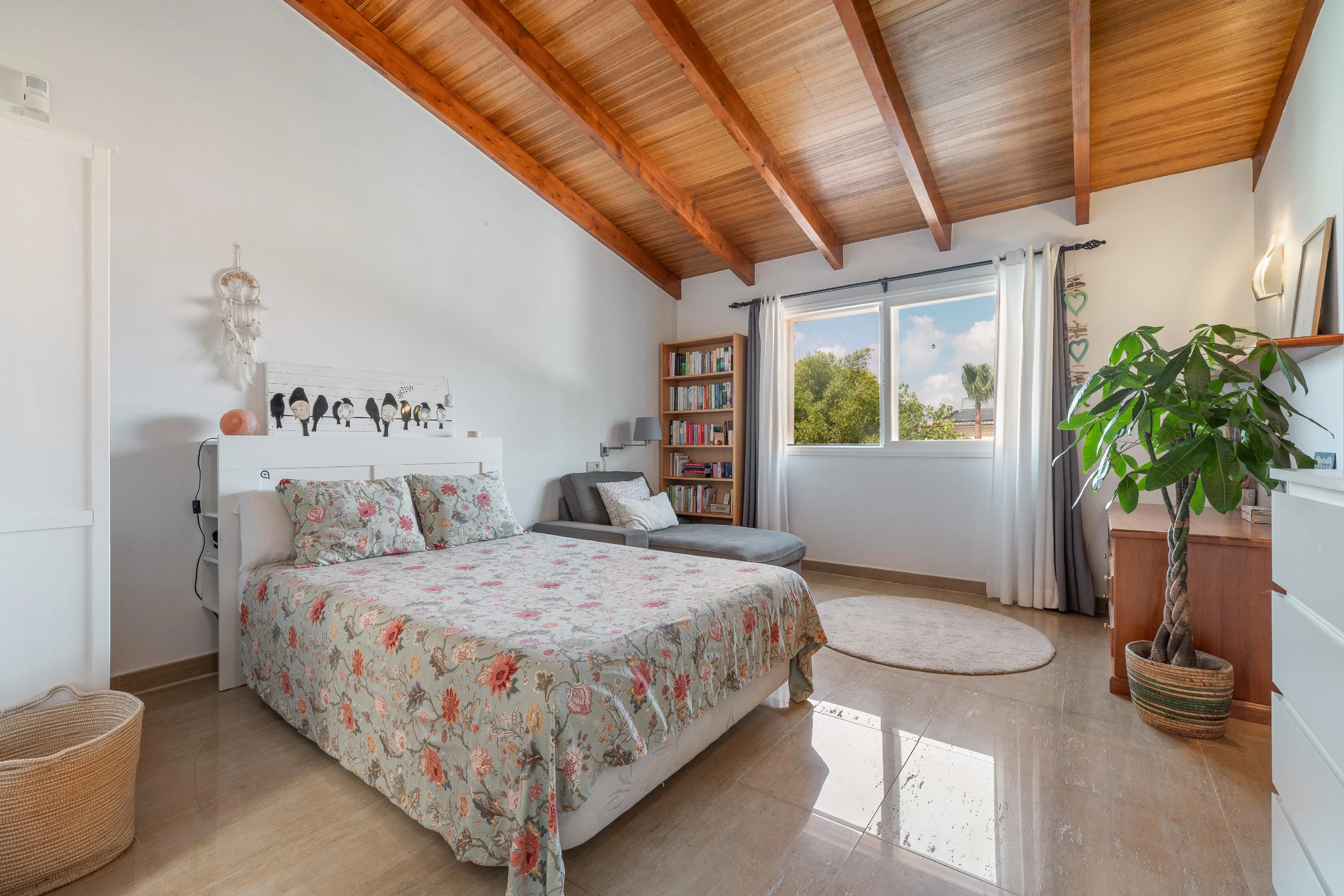 Casa con piscina y jardín en parcela amplia-15