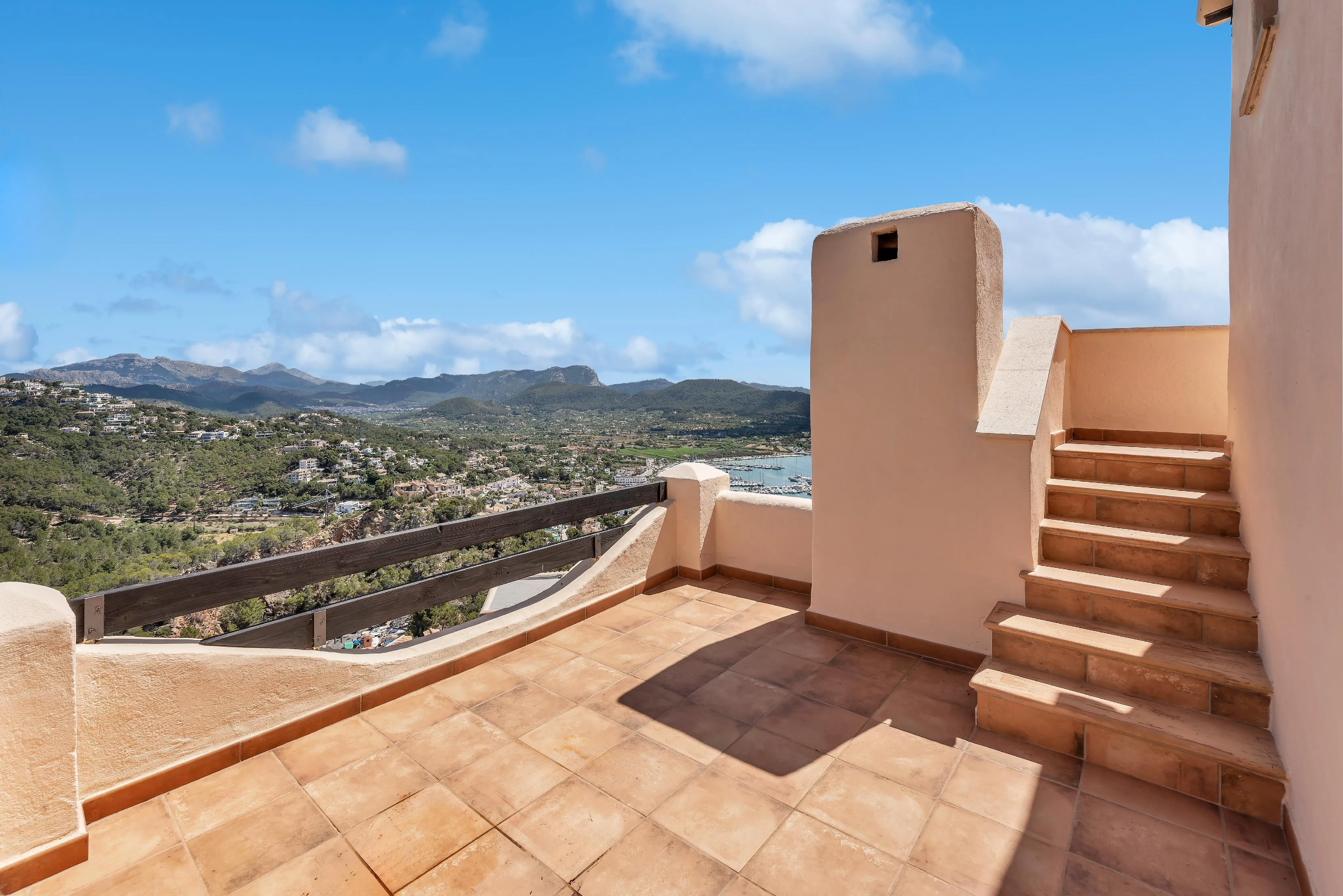 Śródziemnomorski penthouse z widokiem na port-18