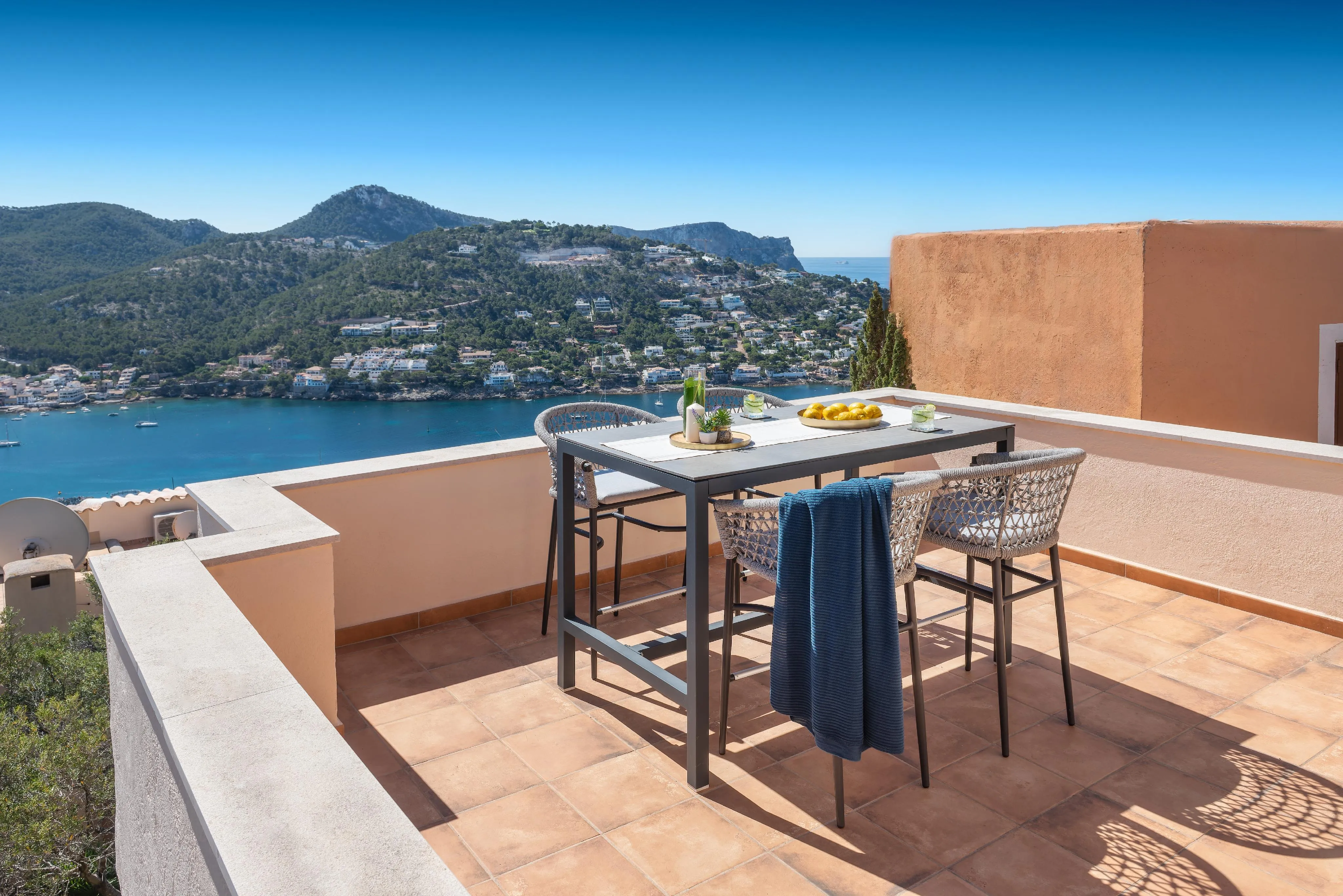 Mediterranean penthouse with harbour views-14