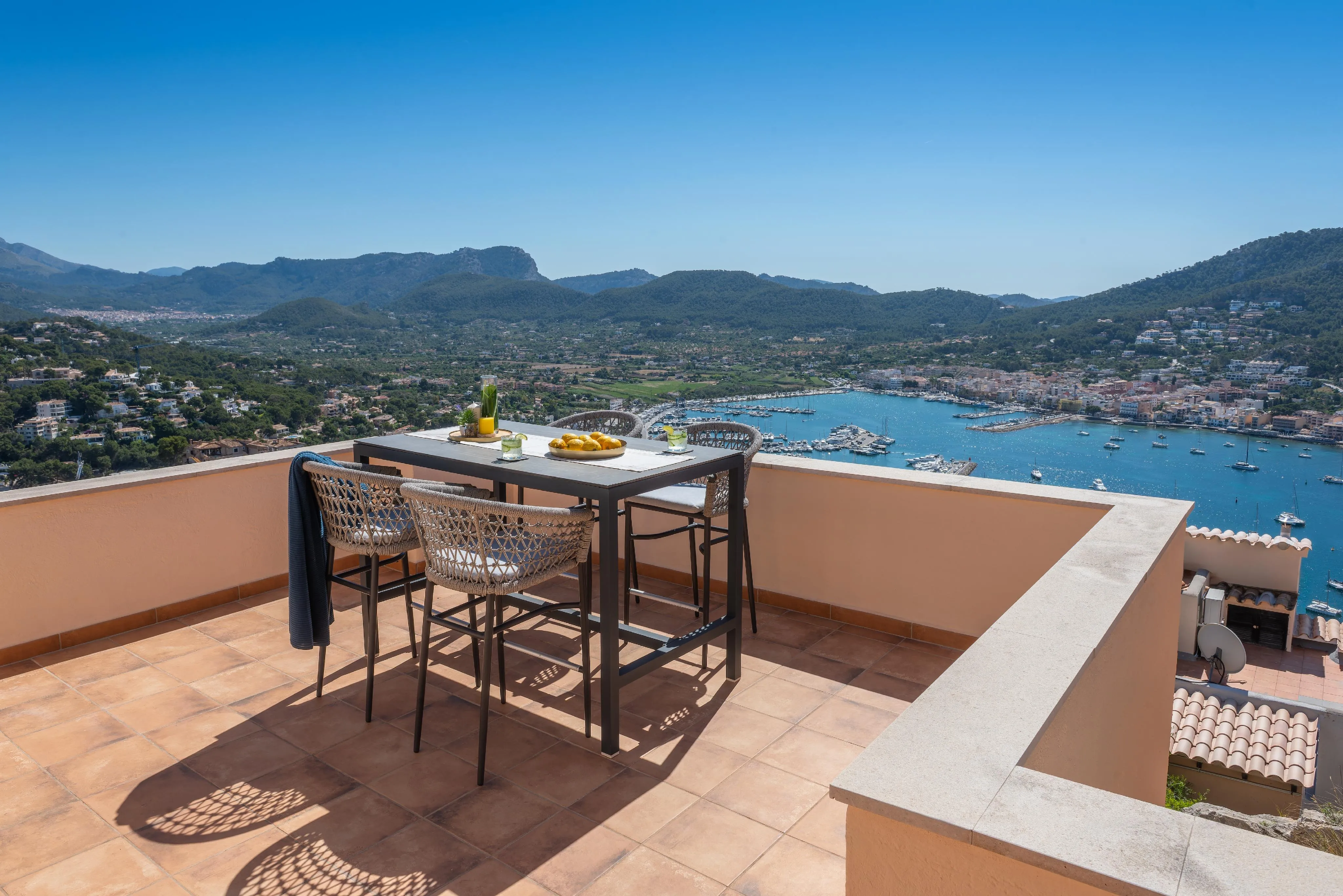 Mediterranean penthouse with harbour views-11