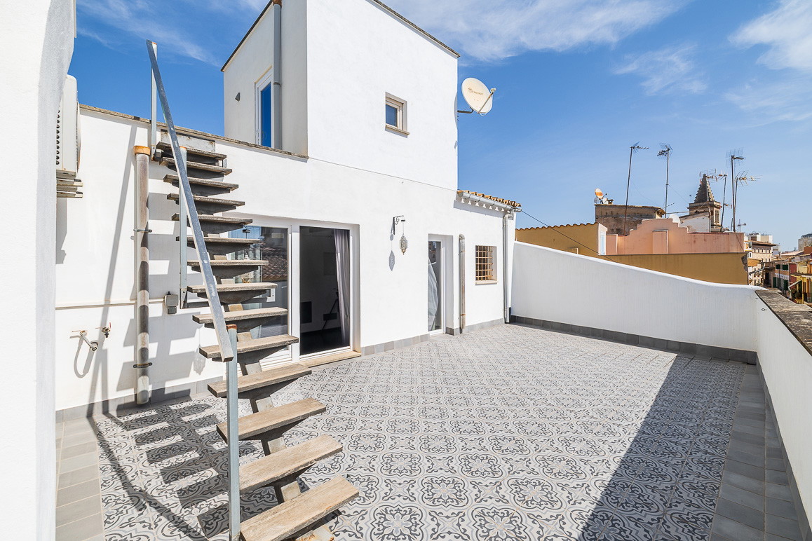 Stylish penthouse with spacious terraces in the heart of the Old Town-4
