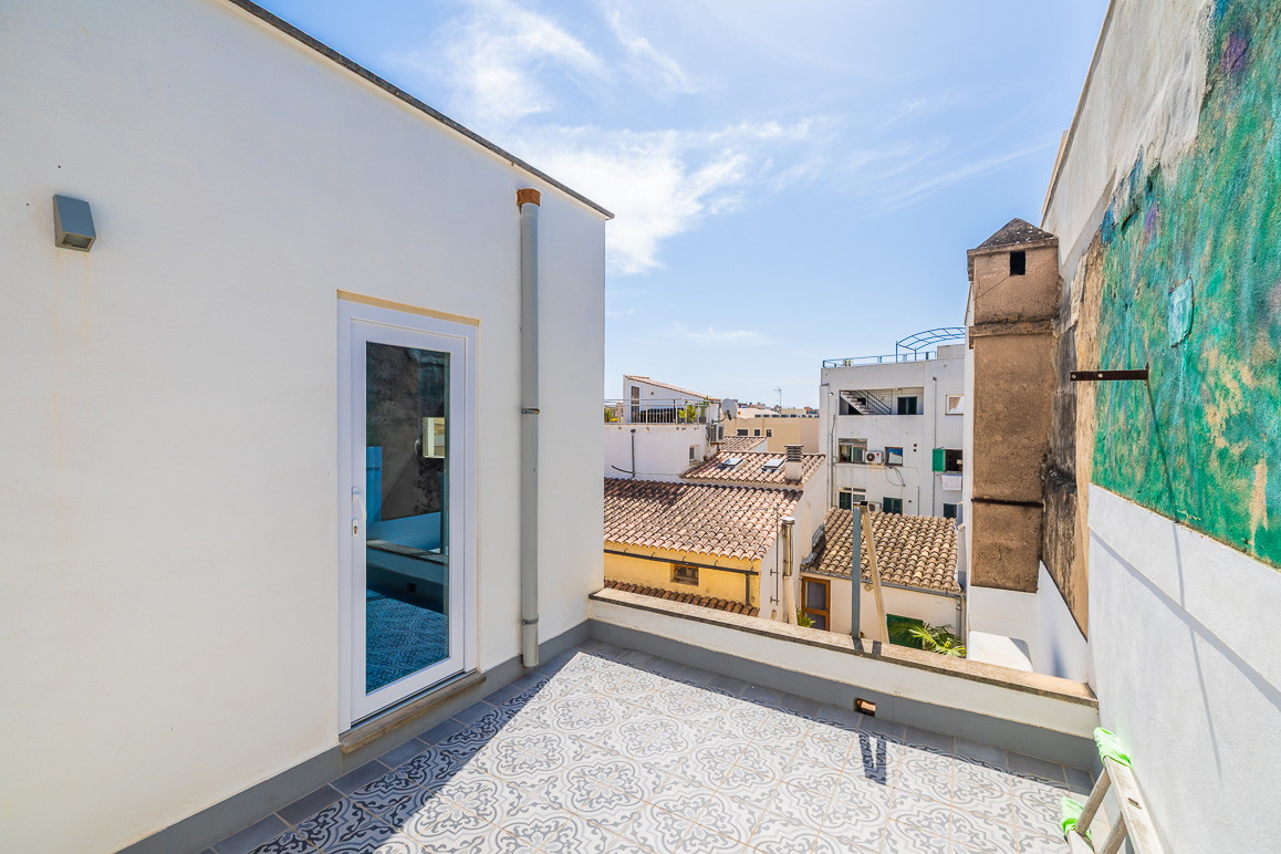 Stylish penthouse with spacious terraces in the heart of the Old Town-18