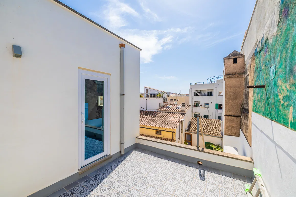 Stylish penthouse with spacious terraces in the heart of the Old Town-18