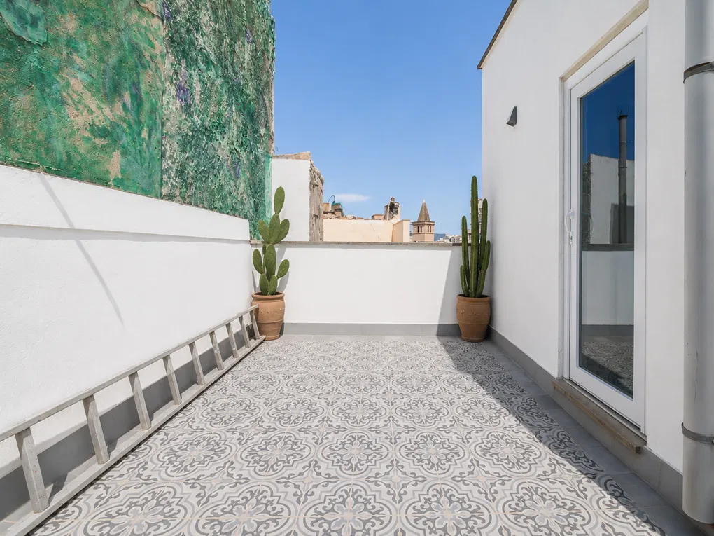 Stylish penthouse with spacious terraces in the heart of the Old Town-17