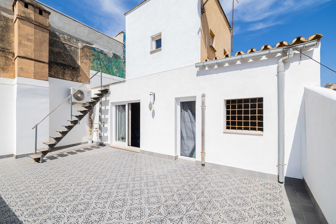Stylish penthouse with spacious terraces in the heart of the Old Town-20