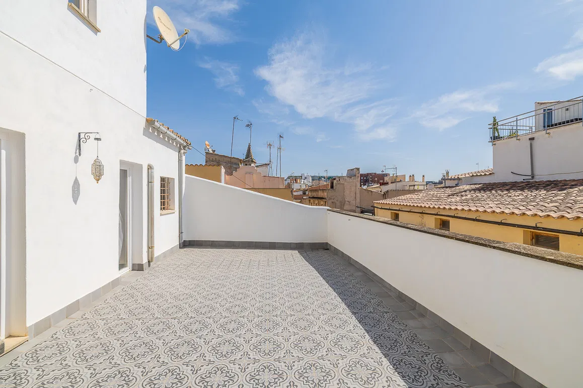 Stylish penthouse with spacious terraces in the heart of the Old Town-6