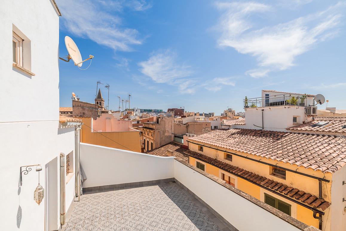 Stylish penthouse with spacious terraces in the heart of the Old Town-21