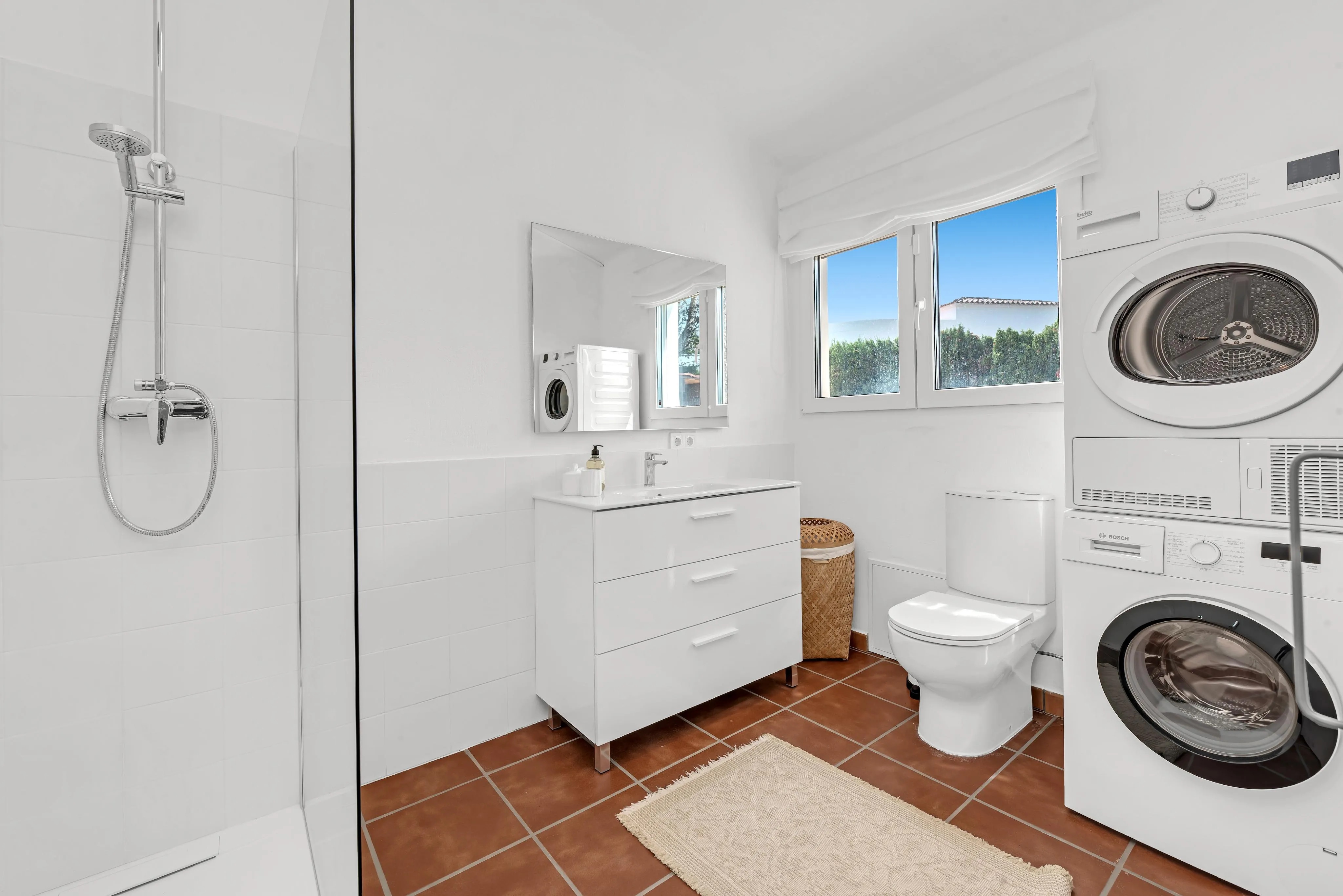 Villa mediterránea con casa de invitados-15